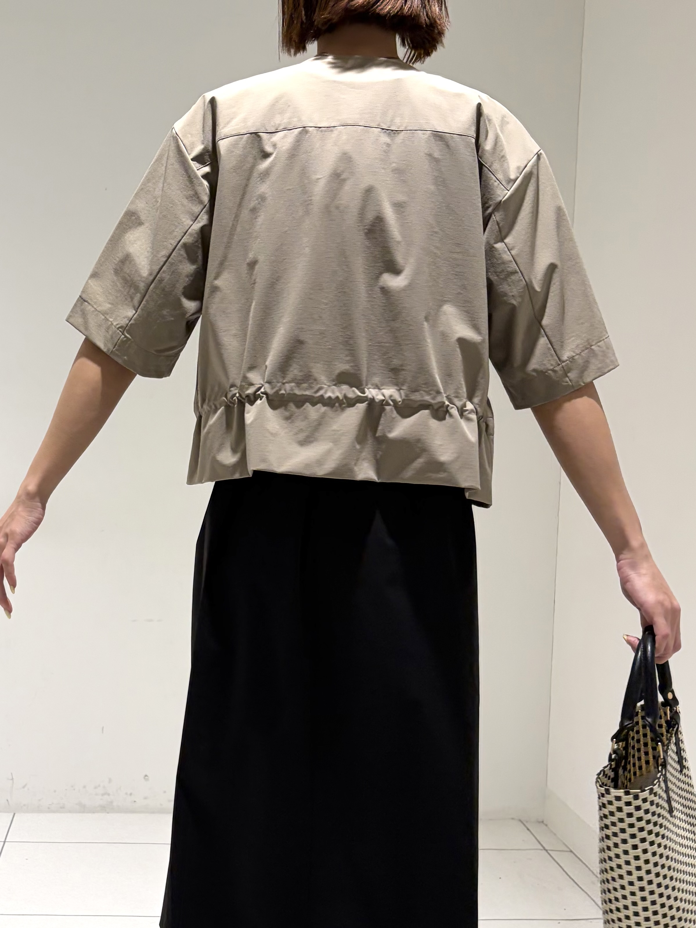 shioriさんの「INDIVI｜【撥水／UVケア／SETUP可能】軽量5分袖ライトブルゾン」を使ったコーディネート
