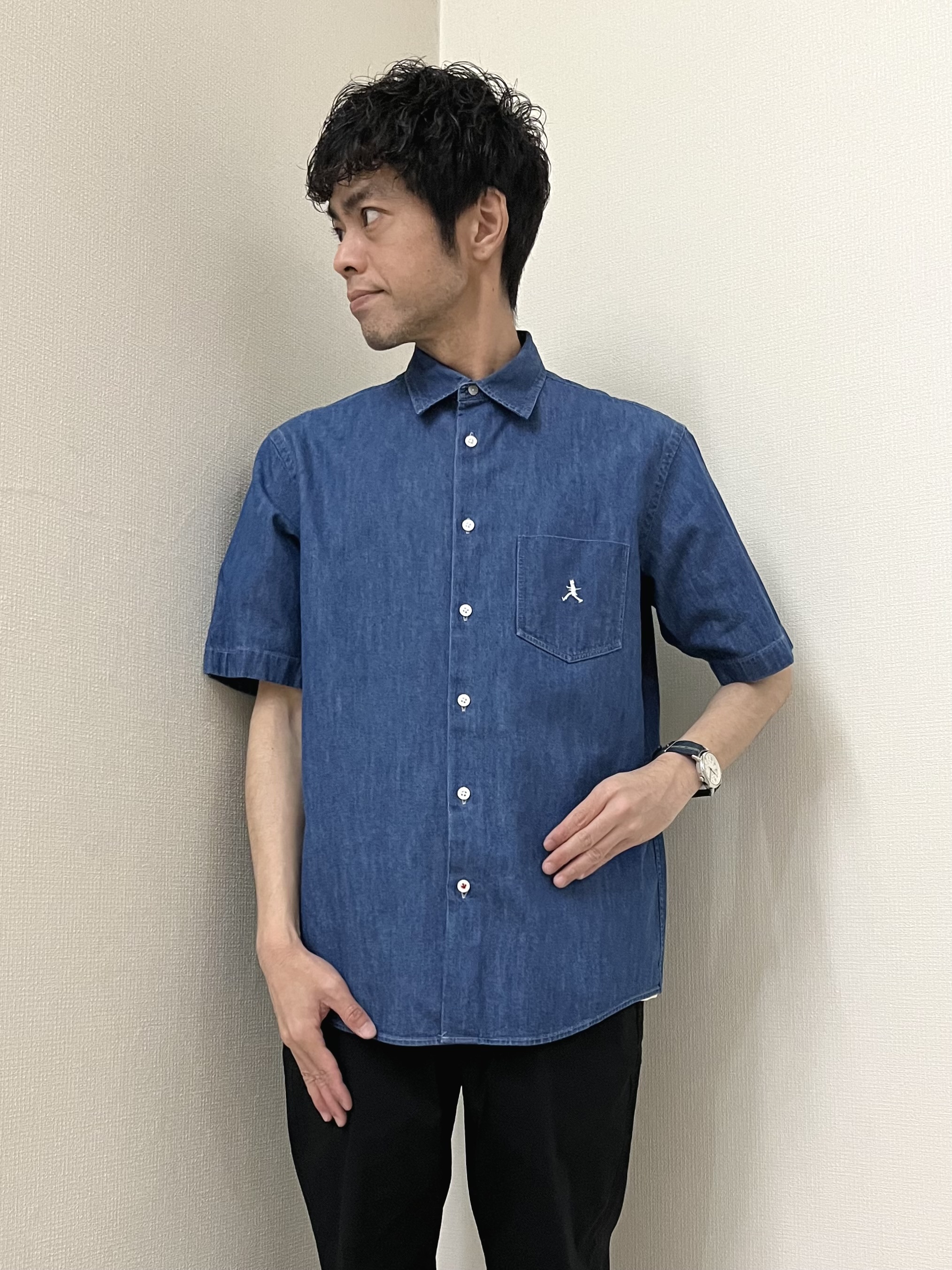 URAさんの「TAKEO KIKUCHI｜【BOWLER HAT LABEL】ボーラーハットウォーカー刺繍 半袖デニムシャツ」を使ったコーディネート
