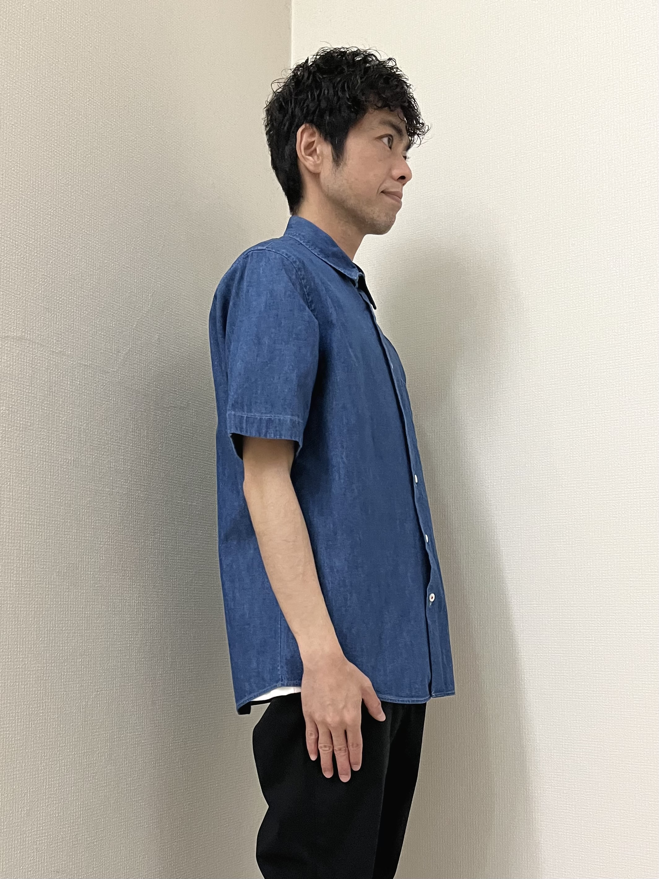 URAさんの「TAKEO KIKUCHI｜【BOWLER HAT LABEL】ボーラーハットウォーカー刺繍 半袖デニムシャツ」を使ったコーディネート