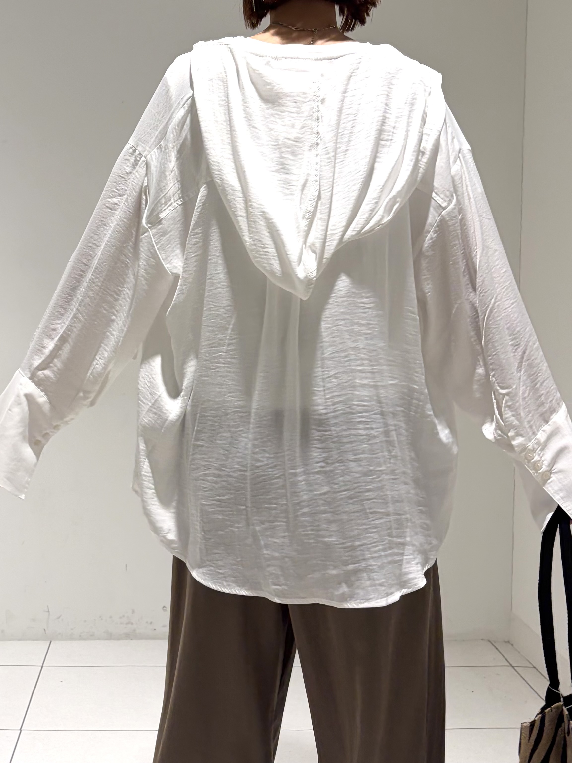 shioriさんの「INDIVI｜【一部店舗限定】シアーフードオーバーシャツ」を使ったコーディネート