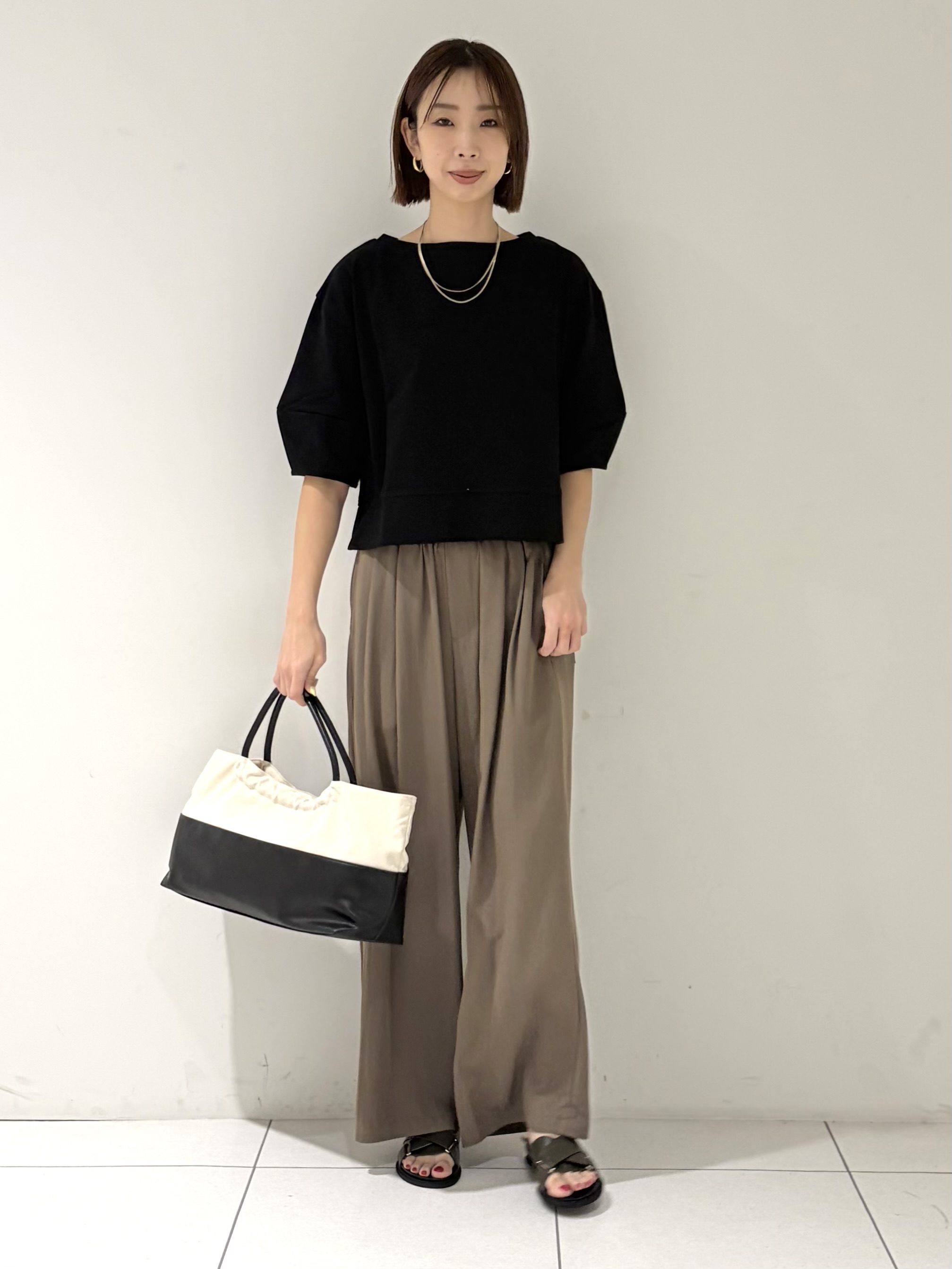 shioriさんの「INDIVI｜ハーフスリーブフォルムカットソー【再入荷／マシンウォッシュ／接触冷感】」を使ったコーディネート