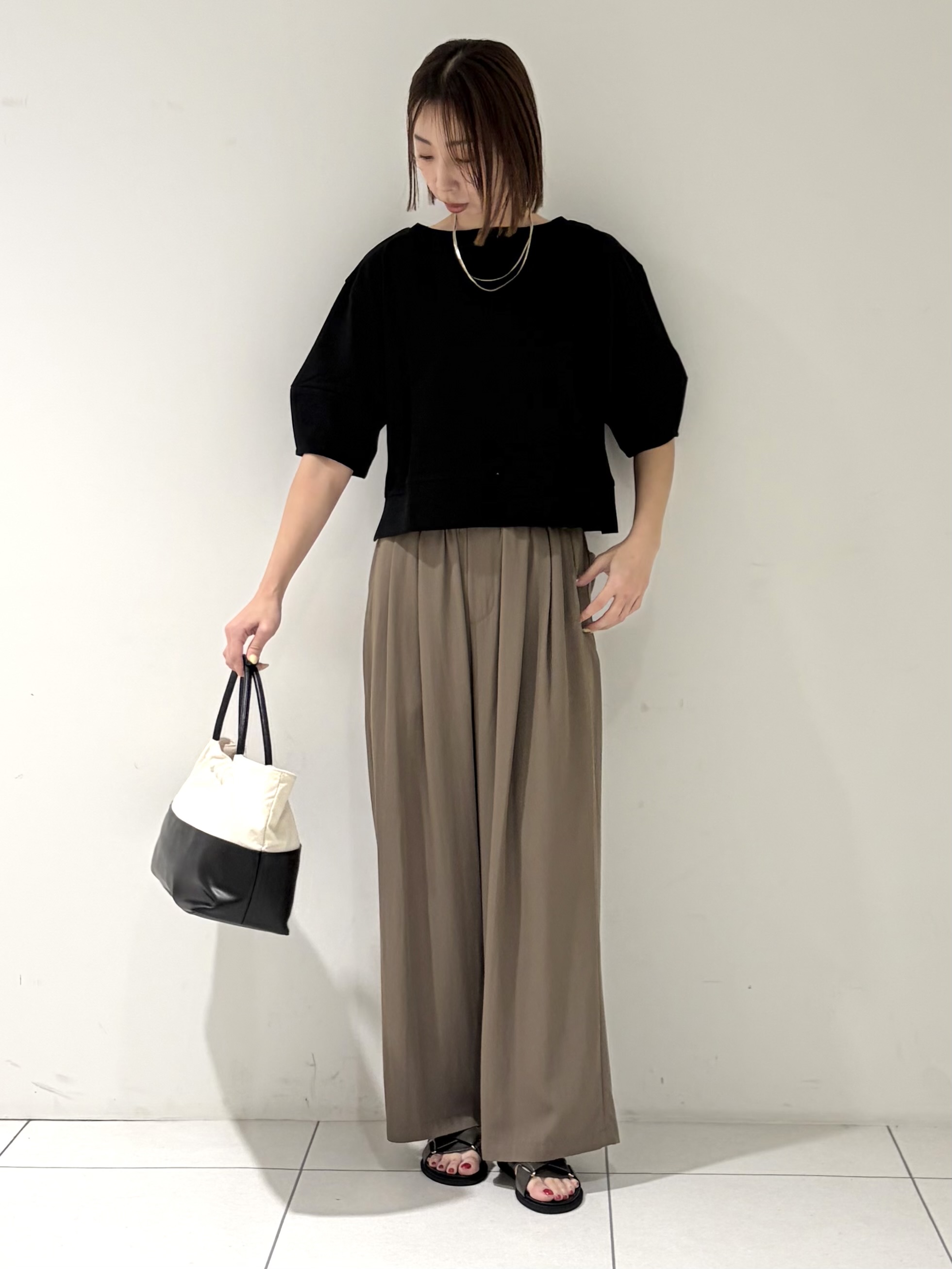 shioriさんの「INDIVI｜ハーフスリーブフォルムカットソー【再入荷／マシンウォッシュ／接触冷感】」を使ったコーディネート