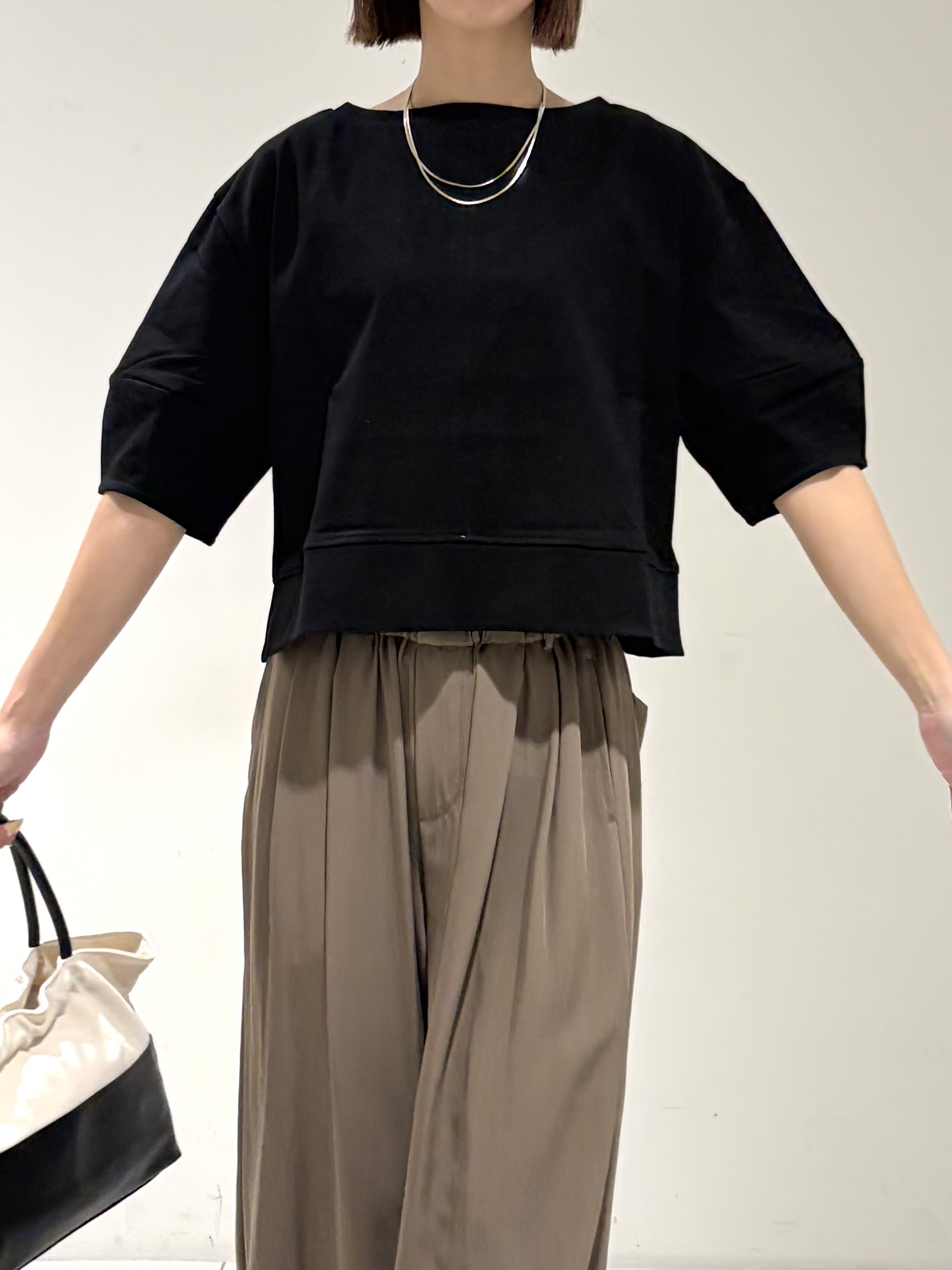 shioriさんの「INDIVI｜ハーフスリーブフォルムカットソー【再入荷／マシンウォッシュ／接触冷感】」を使ったコーディネート