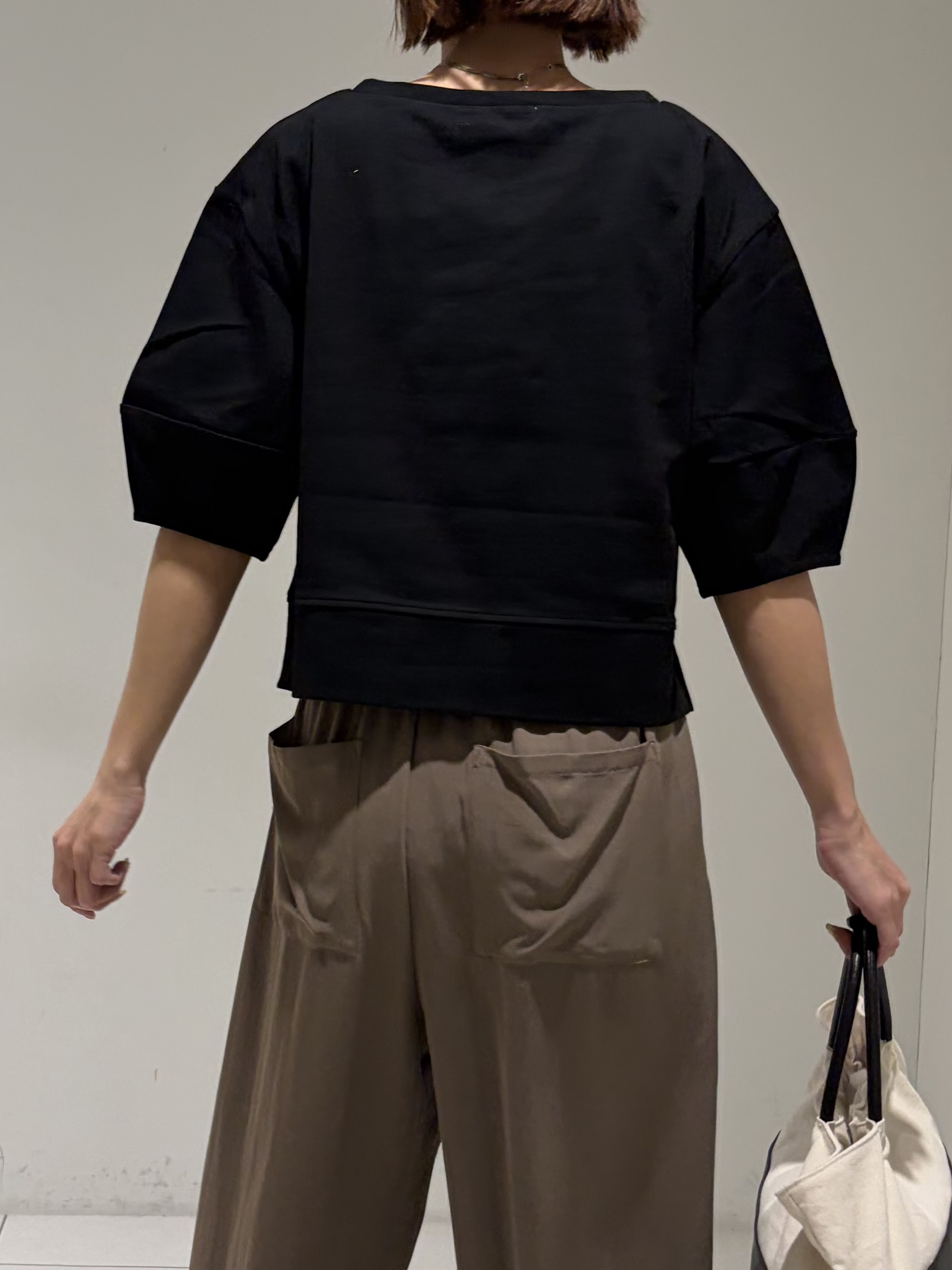 shioriさんの「INDIVI｜ハーフスリーブフォルムカットソー【再入荷／マシンウォッシュ／接触冷感】」を使ったコーディネート
