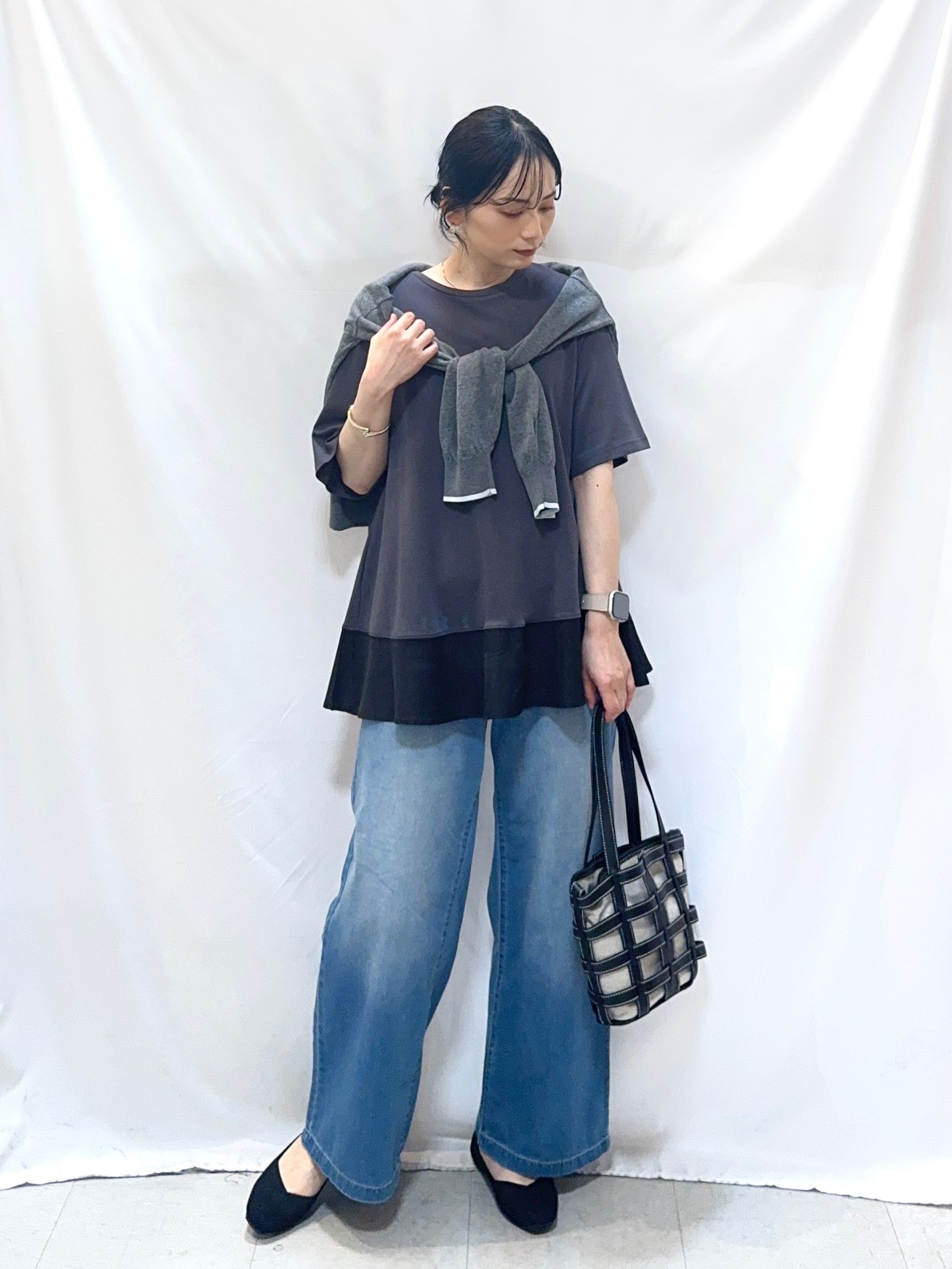 𝐇𝐢𝐫𝐨𝐦𝐢さんの「SHOO･LA･RUE｜【UV/抗菌防臭/洗濯機可】体型カバーも叶う 裾切り替えAライントップス」を使ったコーディネート