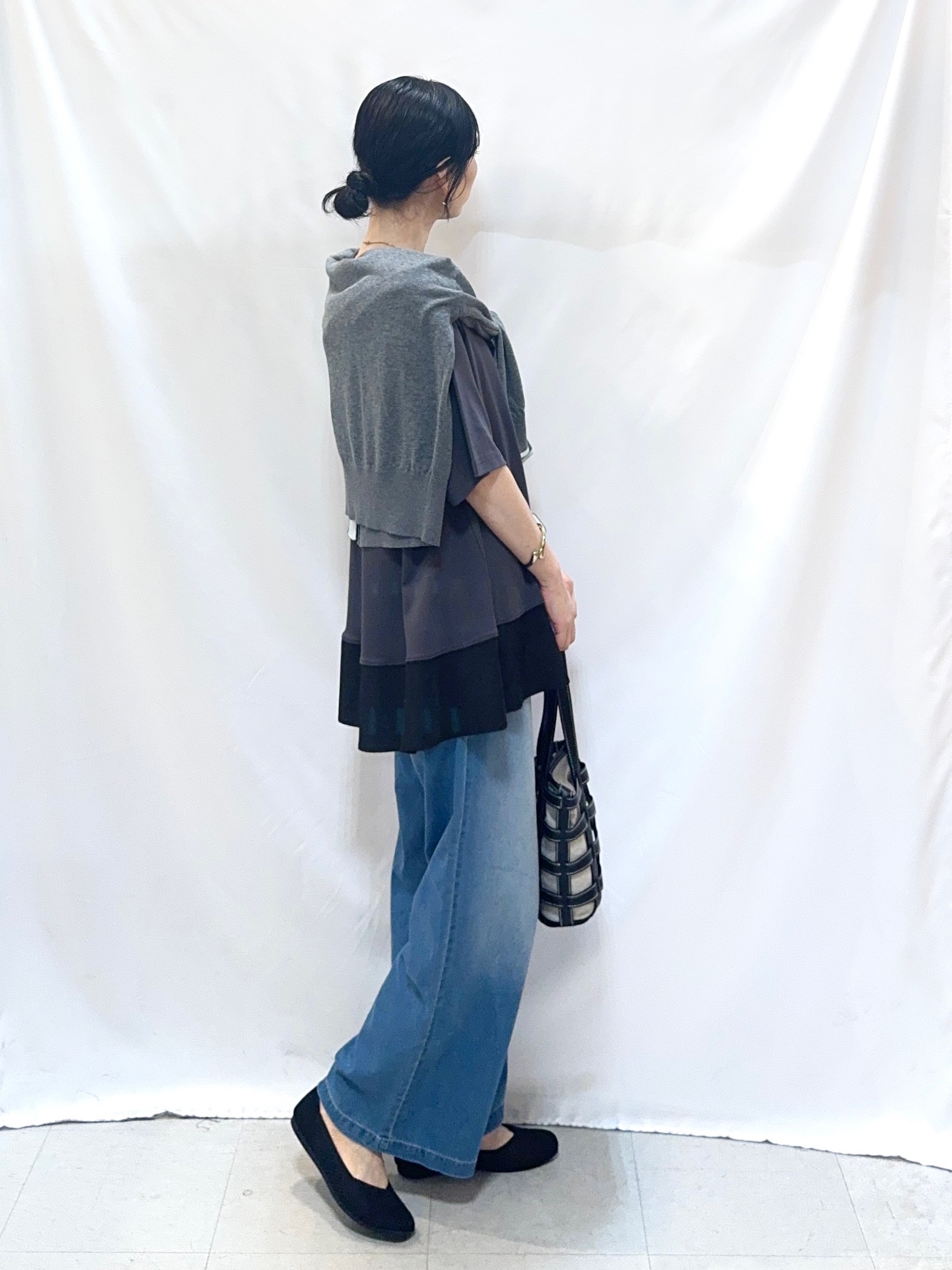 𝐇𝐢𝐫𝐨𝐦𝐢さんの「SHOO･LA･RUE｜【UV/抗菌防臭/洗濯機可】体型カバーも叶う 裾切り替えAライントップス」を使ったコーディネート