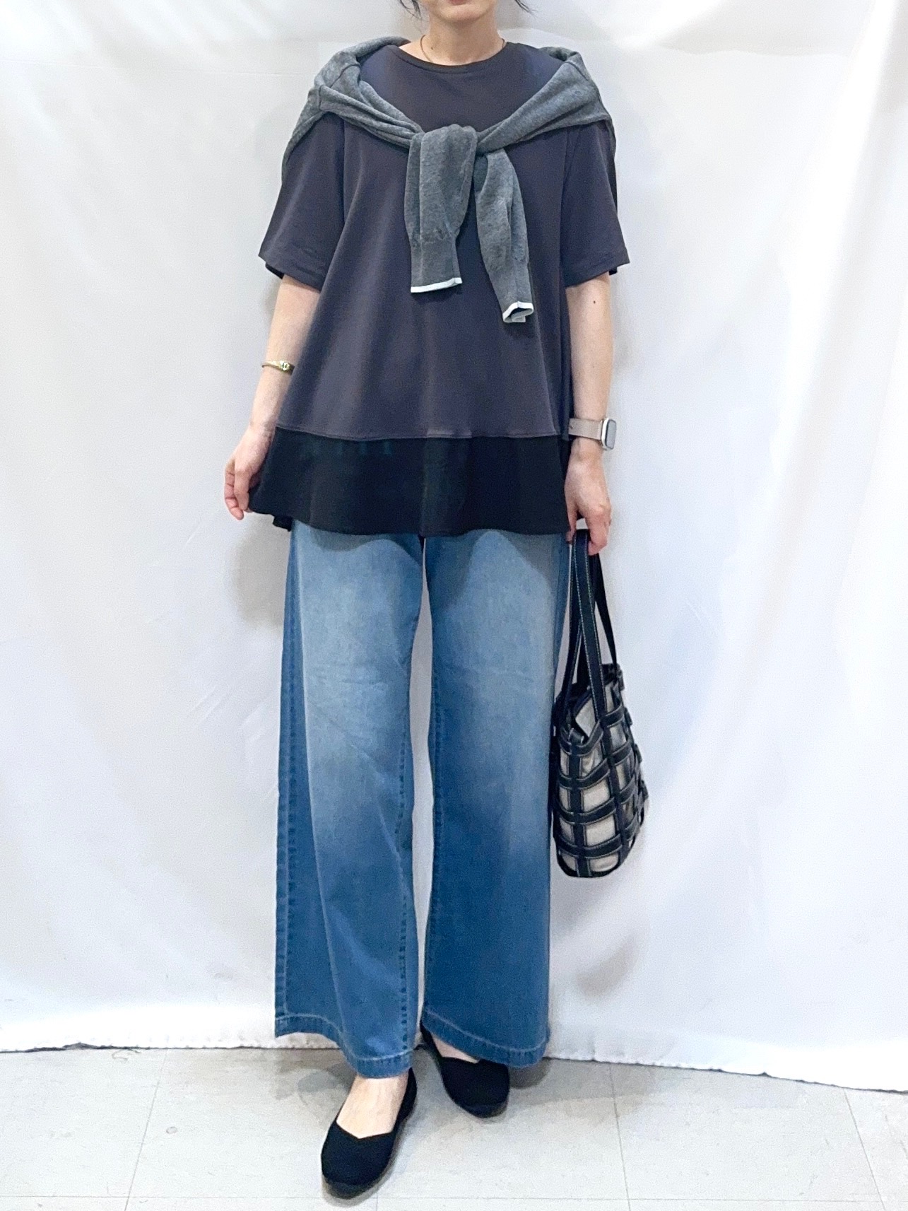 𝐇𝐢𝐫𝐨𝐦𝐢さんの「SHOO･LA･RUE｜【UV/抗菌防臭/洗濯機可】体型カバーも叶う 裾切り替えAライントップス」を使ったコーディネート