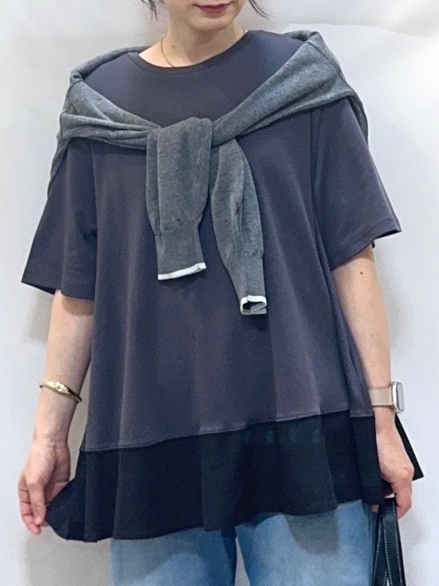 𝐇𝐢𝐫𝐨𝐦𝐢さんの「SHOO･LA･RUE｜【UV/抗菌防臭/洗濯機可】体型カバーも叶う 裾切り替えAライントップス」を使ったコーディネート