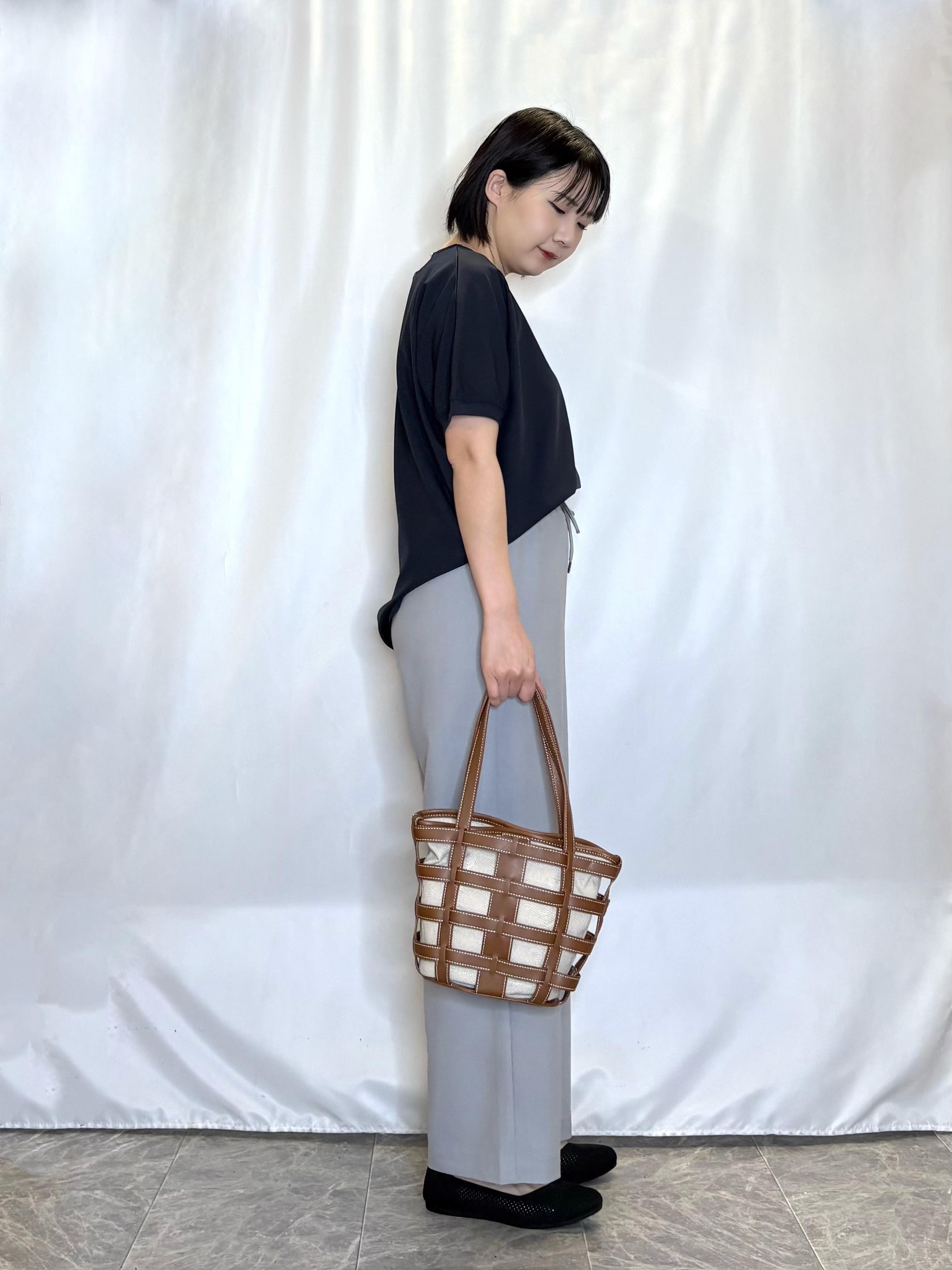 ネリさんの「SHOO･LA･RUE｜【洗濯後しわになりにくい】インせず着られる さらっとタッチのドルマンブラウス」を使ったコーディネート