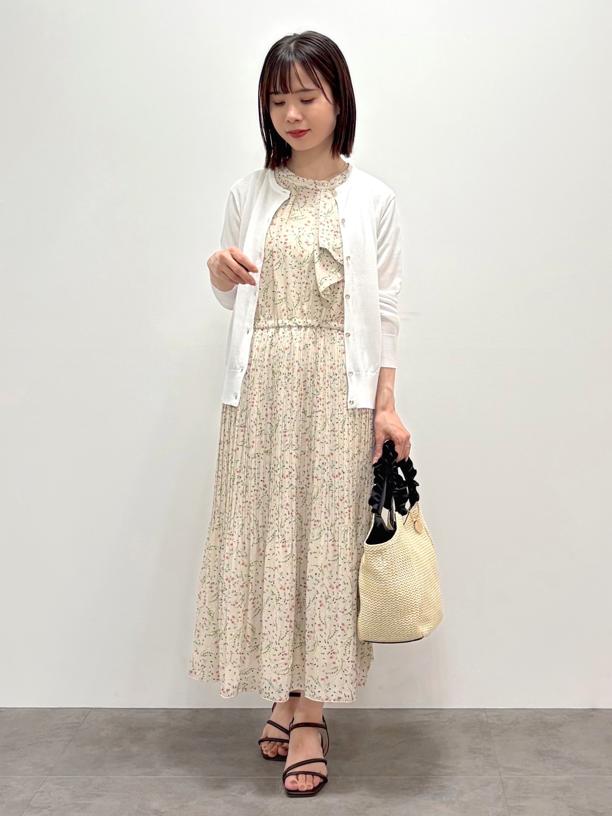 kozuさんの「index｜【接触冷感】ビジューボタンカーディガン《抗ピリング／洗濯機OK》」を使ったコーディネート