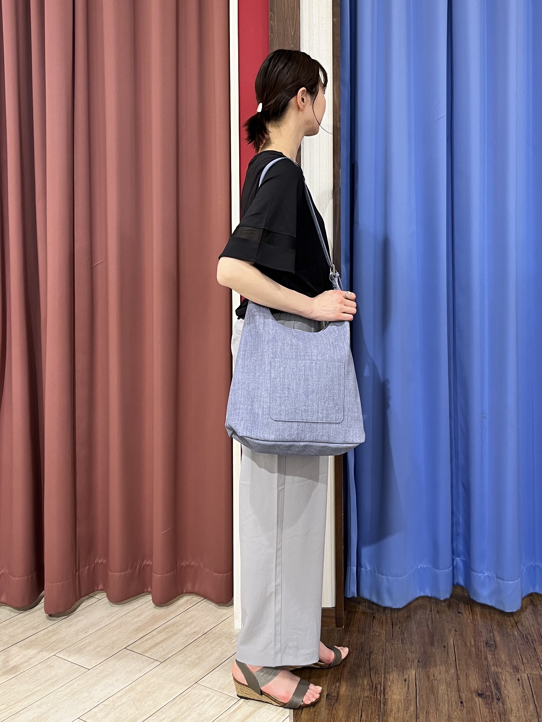 muさんの「SHOO･LA･RUE｜【洗濯機後しわになりにくい/S-LL】お袖のシアーで抜け感プラス 二の腕隠せるフレアスリーブトップス」を使ったコーディネート