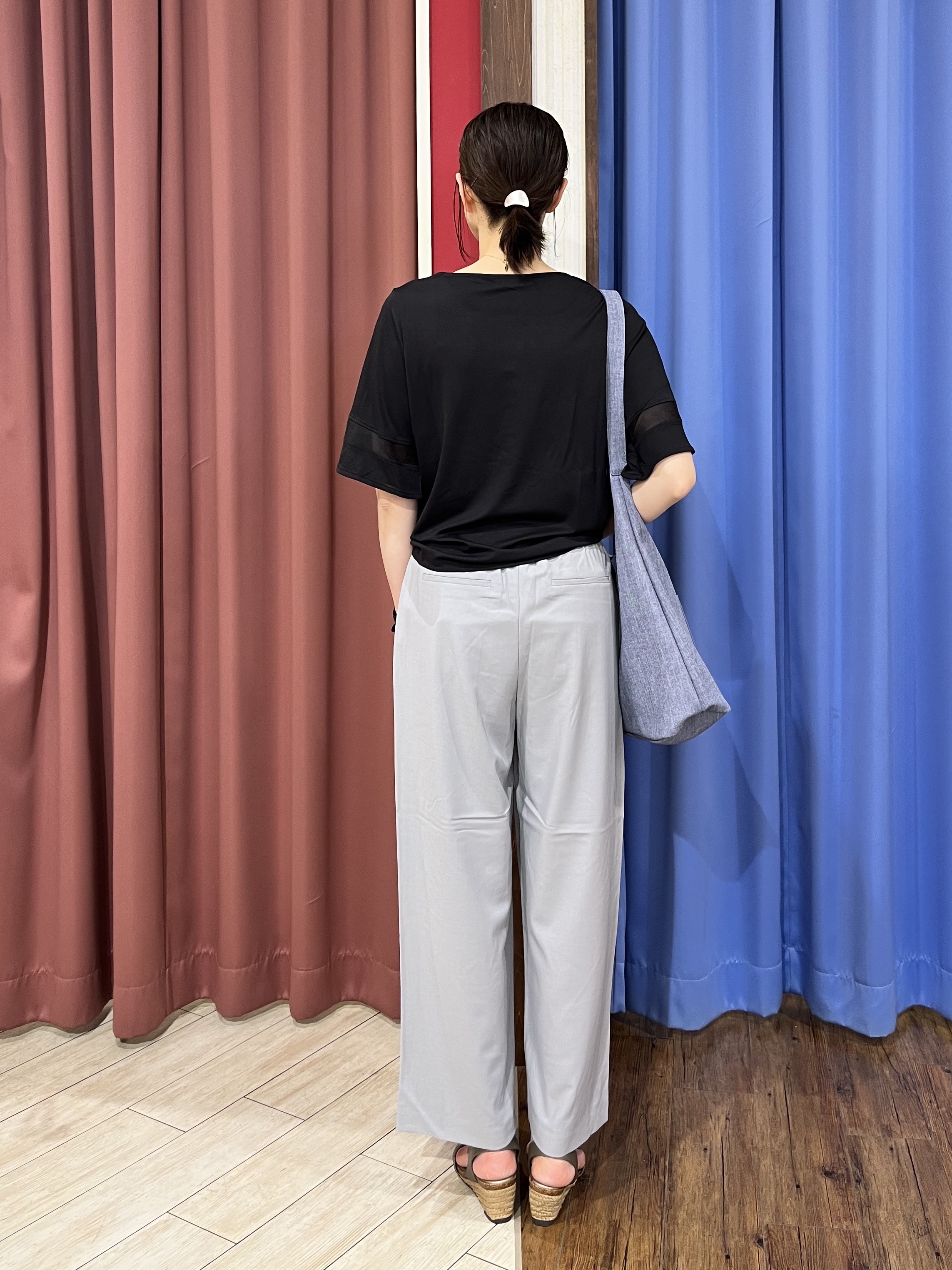 muさんの「SHOO･LA･RUE｜【洗濯機後しわになりにくい/S-LL】お袖のシアーで抜け感プラス 二の腕隠せるフレアスリーブトップス」を使ったコーディネート