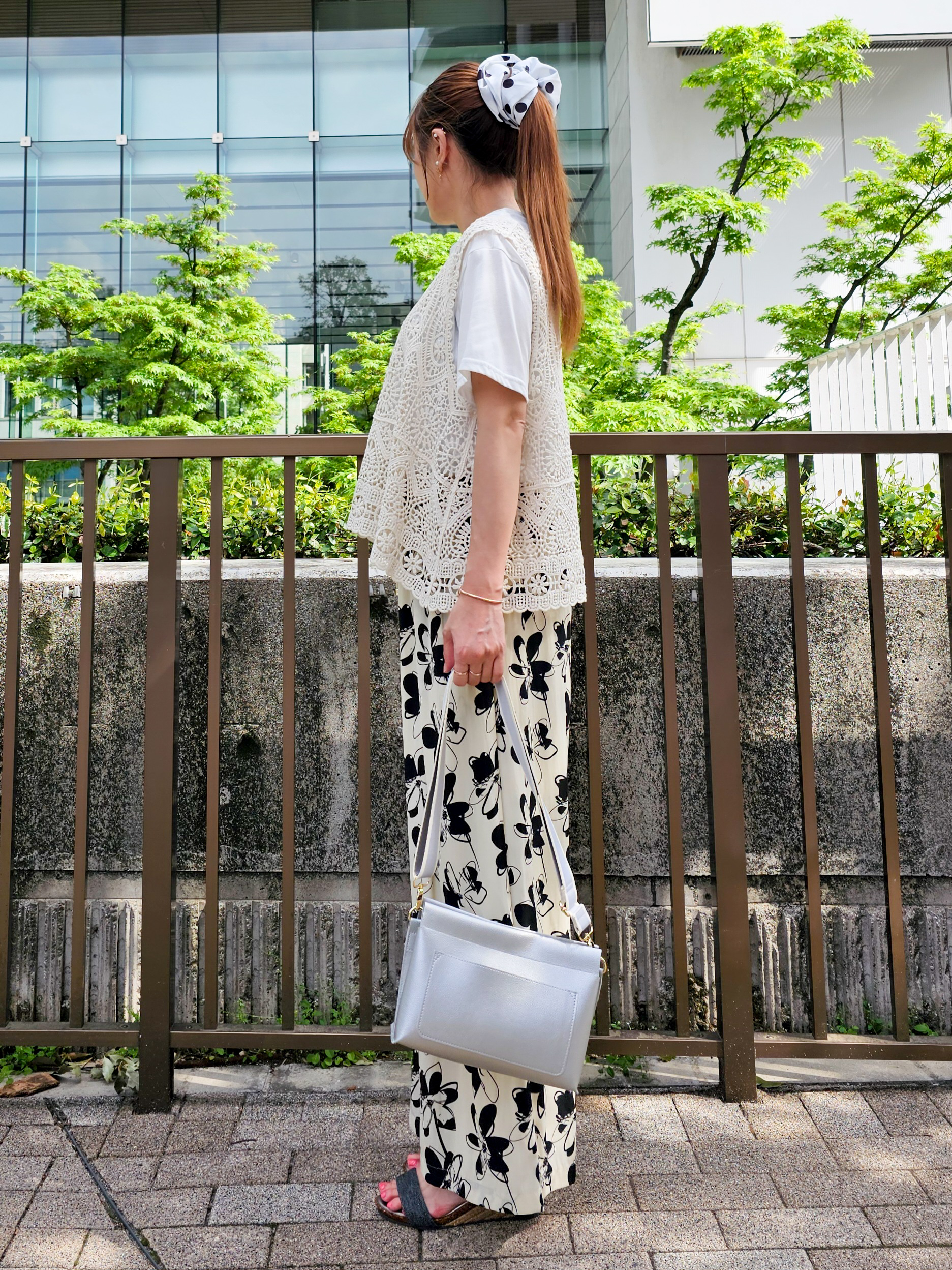 ゆゆさんの「SHOO･LA･RUE｜【2点セット/S-LL】透かしクロシェ編みベスト＋ロゴT 大人の涼やかセット」を使ったコーディネート