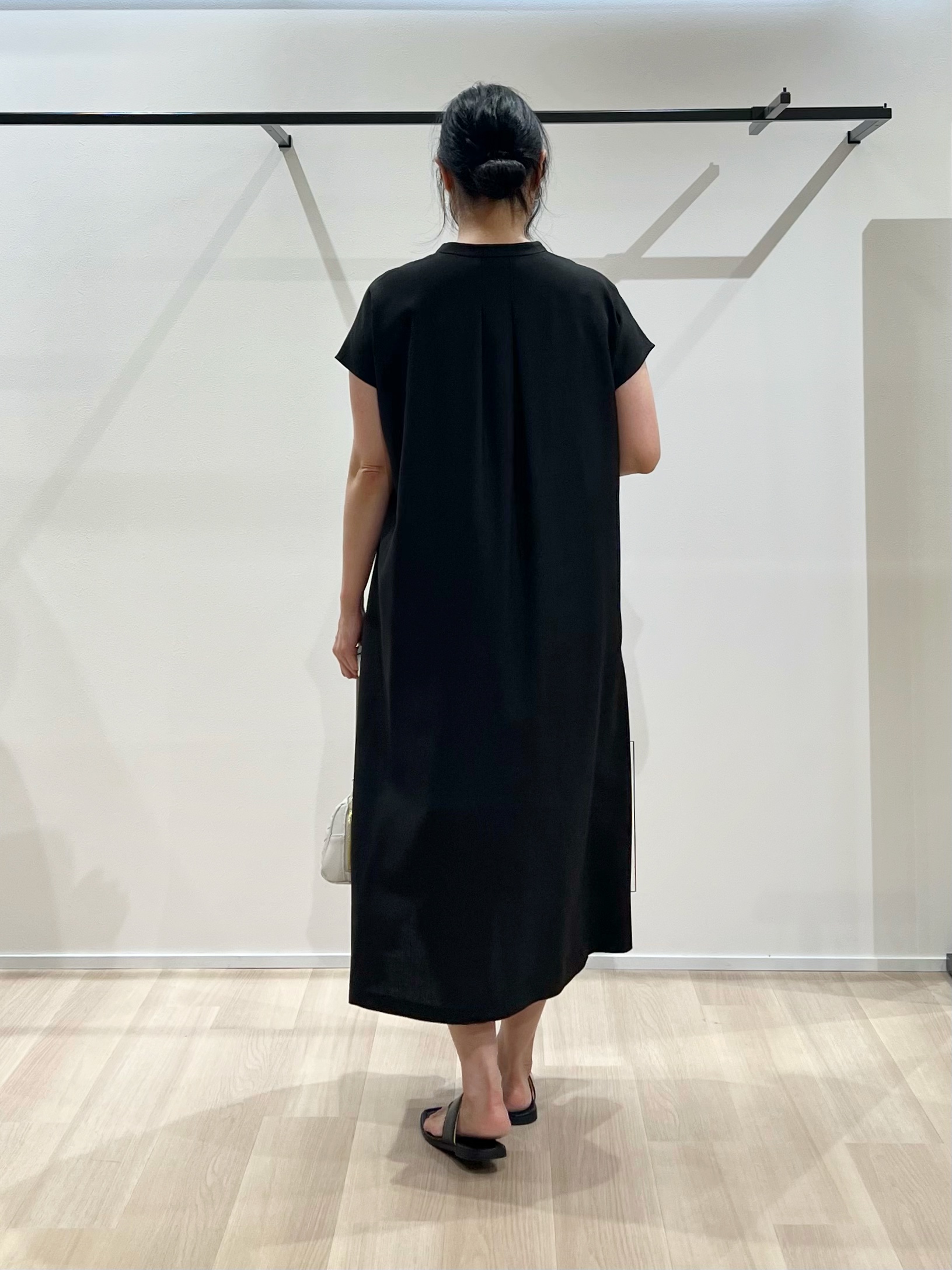 TOMOMIさんの「UNTITLED｜【UV/接触冷感/遮熱/通気性】スラブバンドカラーワンピース」を使ったコーディネート