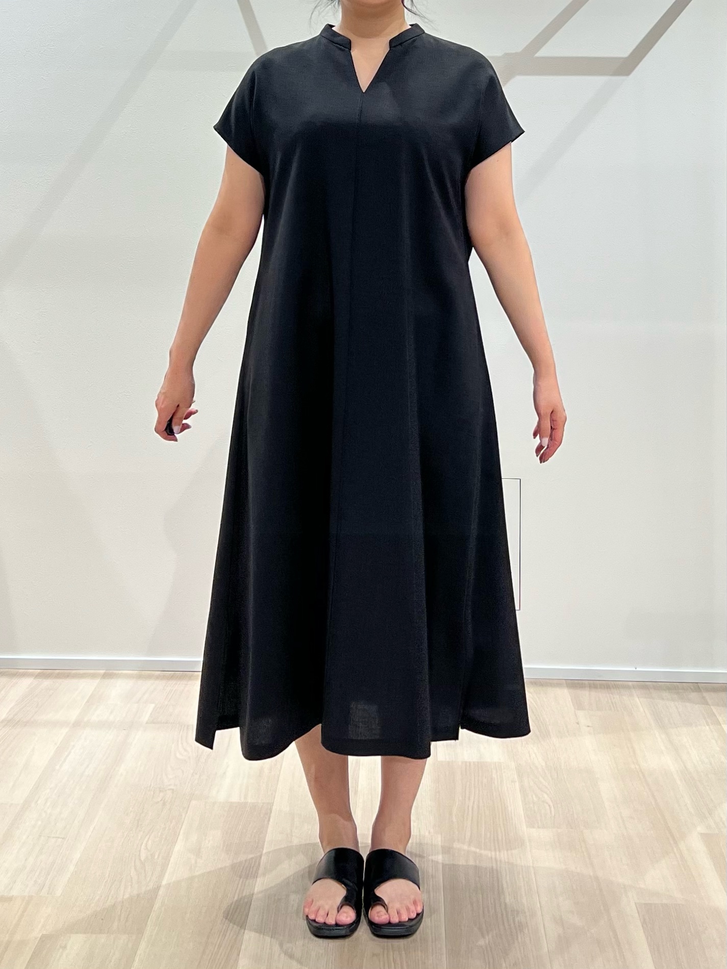 TOMOMIさんの「UNTITLED｜【UV/接触冷感/遮熱/通気性】スラブバンドカラーワンピース」を使ったコーディネート