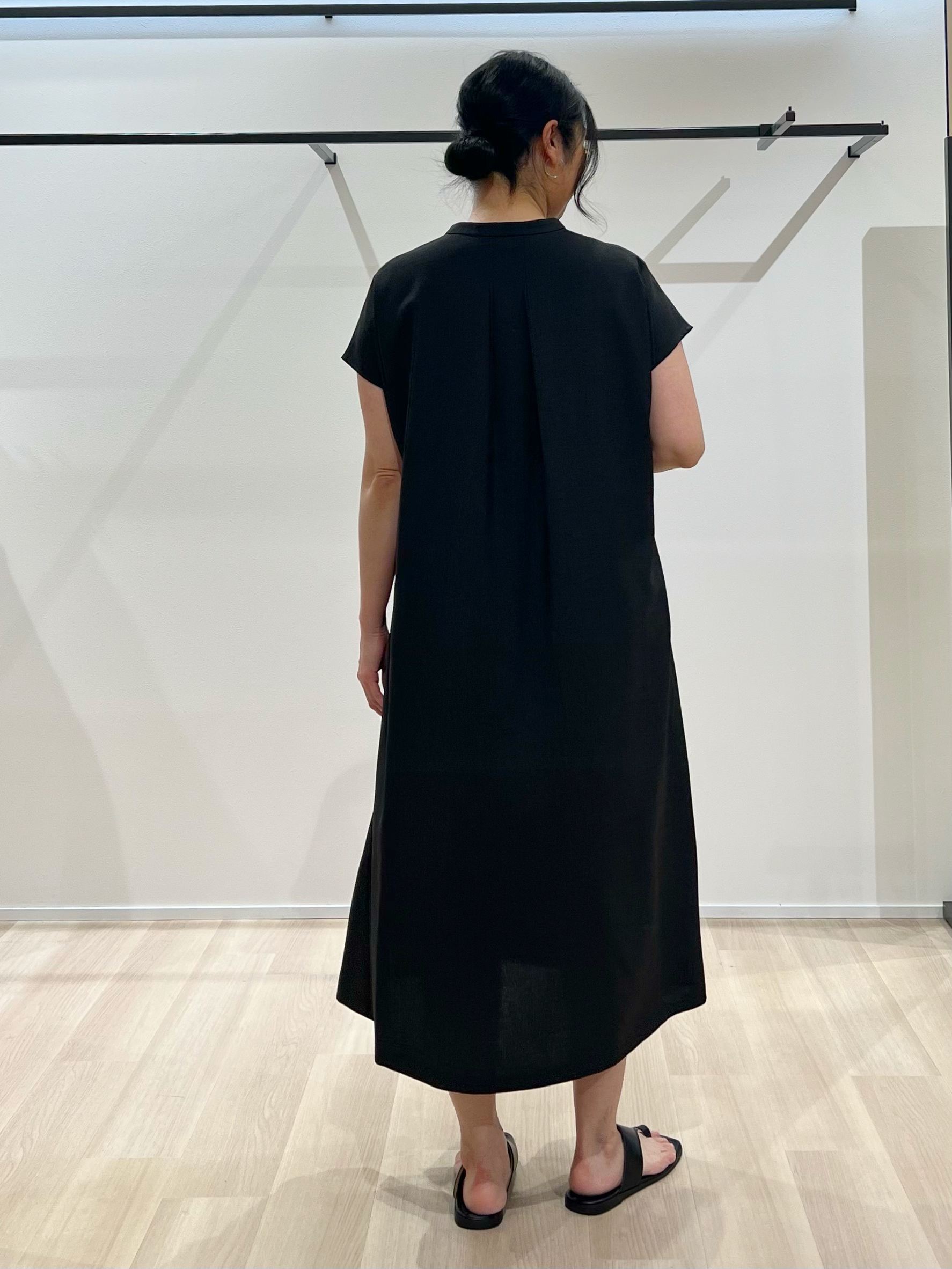 TOMOMIさんの「UNTITLED｜【UV/接触冷感/遮熱/通気性】スラブバンドカラーワンピース」を使ったコーディネート