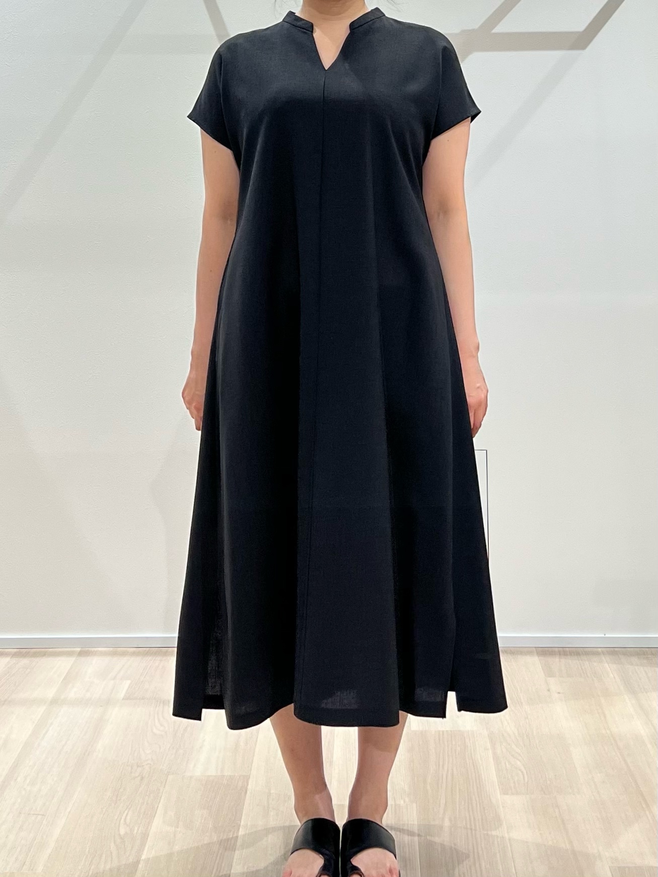 TOMOMIさんの「UNTITLED｜【UV/接触冷感/遮熱/通気性】スラブバンドカラーワンピース」を使ったコーディネート