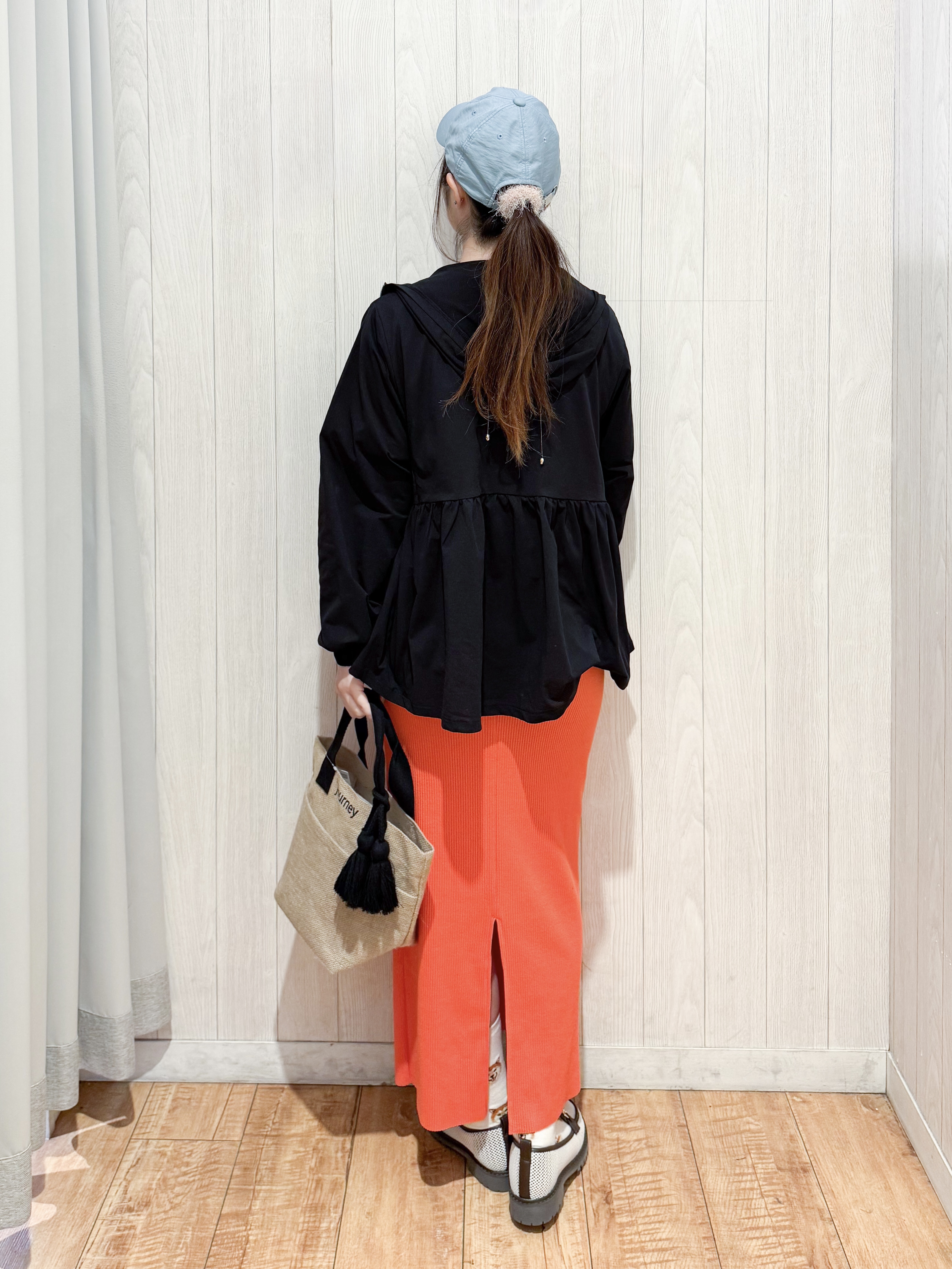 愛さんの「SHOO･LA･RUE｜【S-LL/体型カバー】日焼け対策にも女性らしさを UVカットペプラムパーカ」を使ったコーディネート