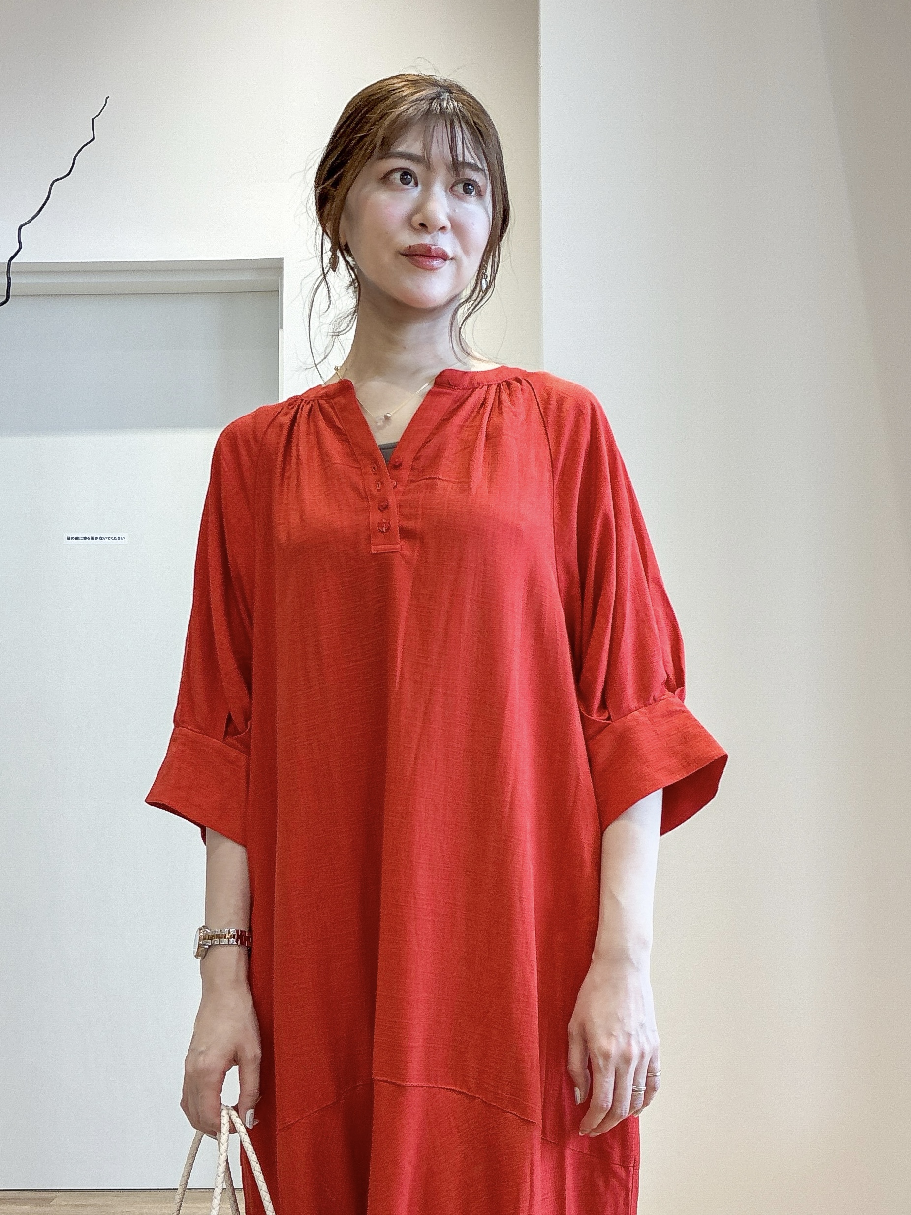 もんちゃんさんの「OPAQUE.CLIP｜キーネックロングワンピース【洗える】」を使ったコーディネート