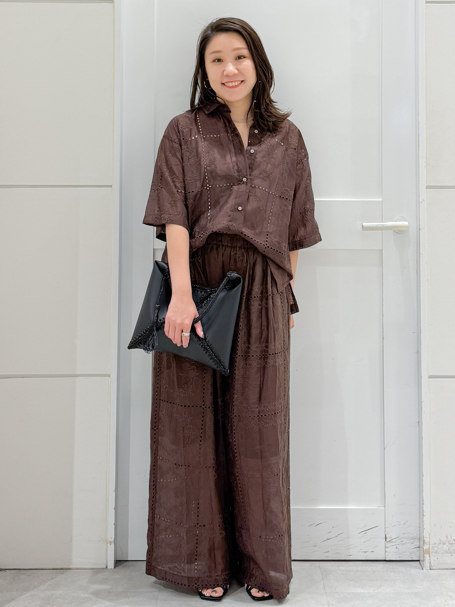 yuka.aさんの「OPAQUE.CLIP｜刺繍ハーフスリーブシャツ／セットアップ対応可【洗濯機OK】」を使ったコーディネート