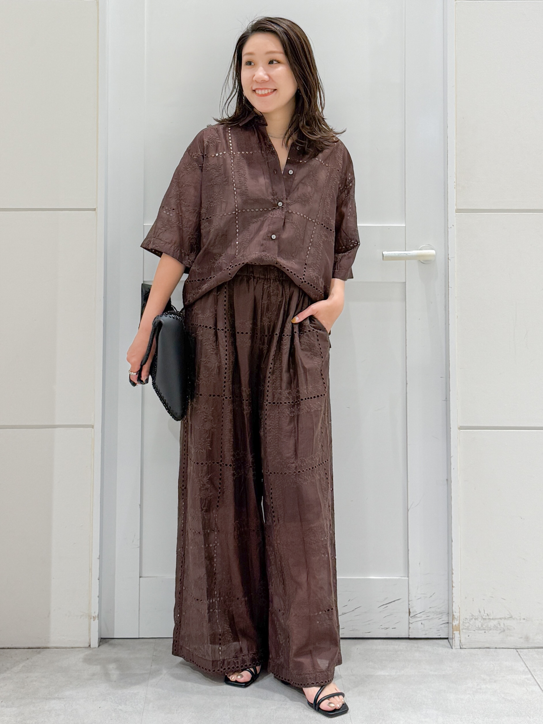 yuka.aさんの「OPAQUE.CLIP｜刺繍ハーフスリーブシャツ／セットアップ対応可【洗濯機OK】」を使ったコーディネート