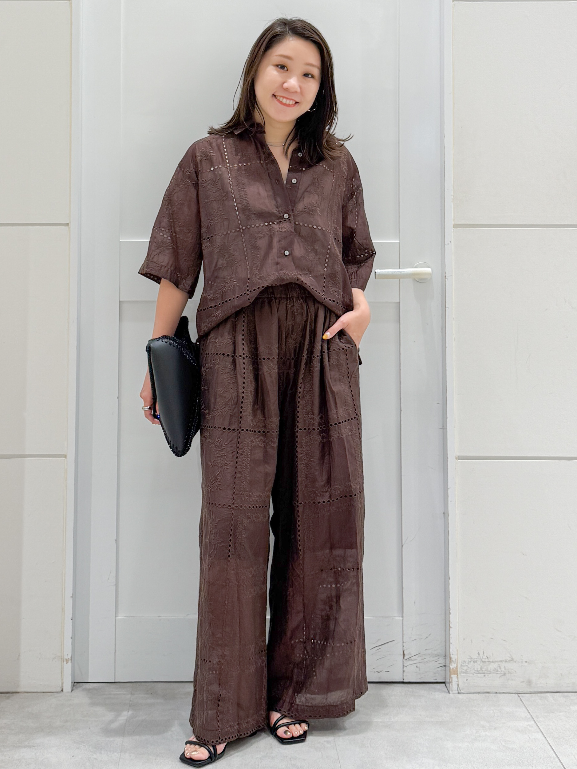 yuka.aさんの「OPAQUE.CLIP｜刺繍ハーフスリーブシャツ／セットアップ対応可【洗濯機OK】」を使ったコーディネート