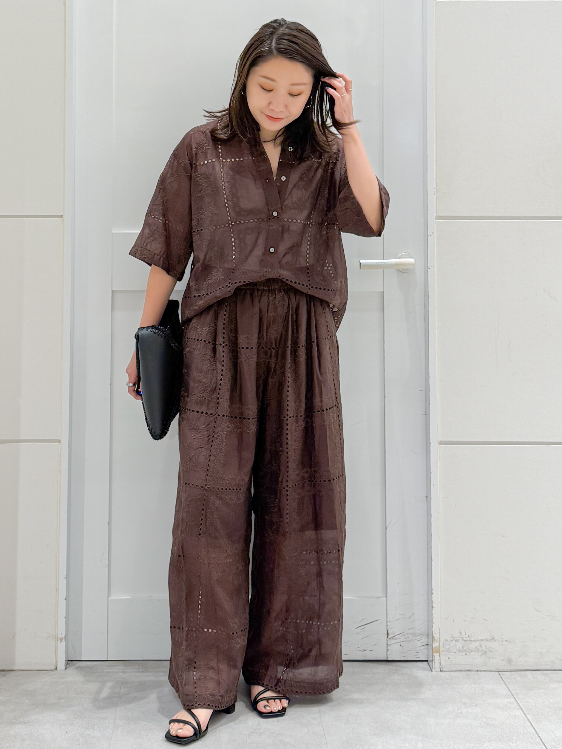 yuka.aさんの「OPAQUE.CLIP｜刺繍ハーフスリーブシャツ／セットアップ対応可【洗濯機OK】」を使ったコーディネート