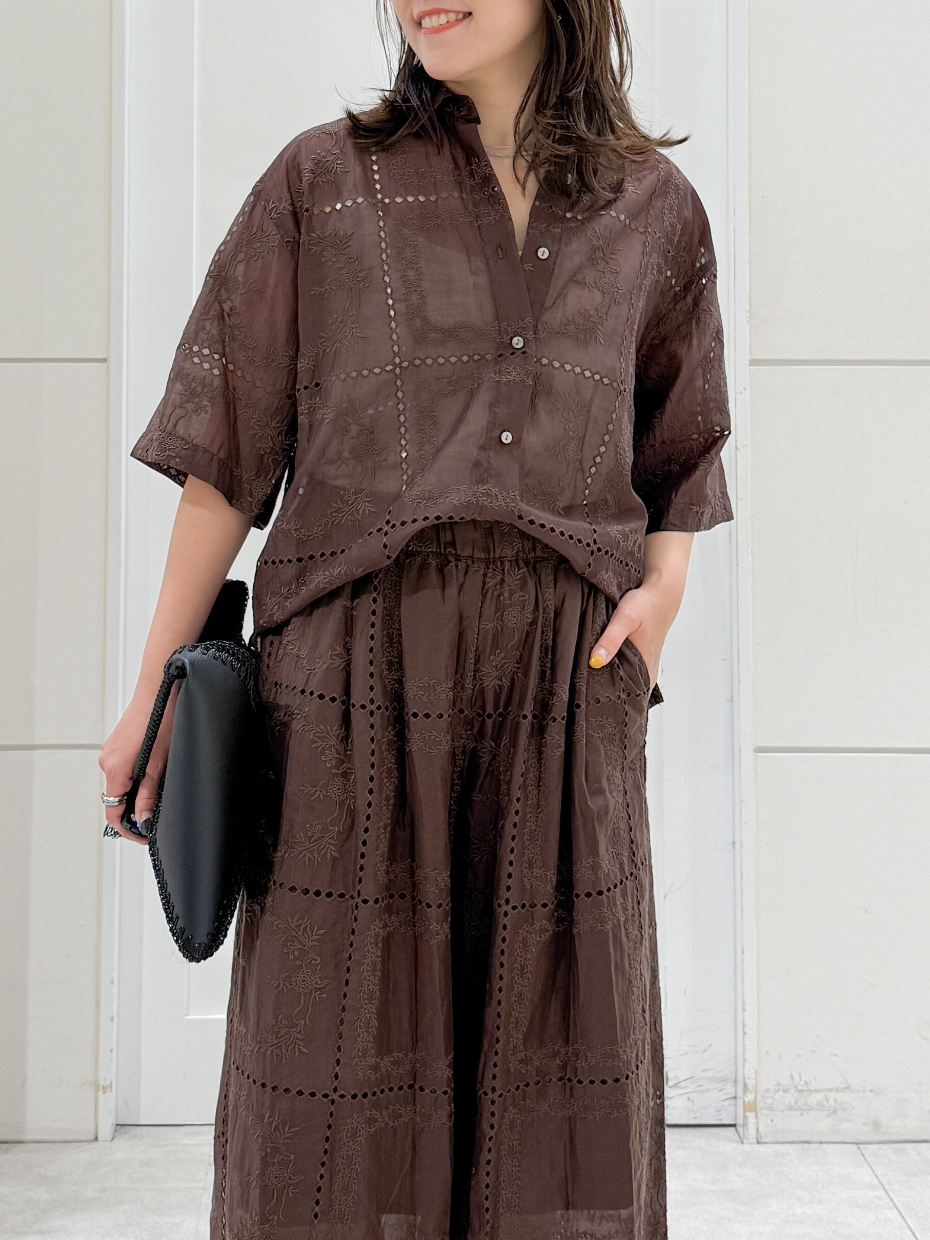 yuka.aさんの「OPAQUE.CLIP｜刺繍ハーフスリーブシャツ／セットアップ対応可【洗濯機OK】」を使ったコーディネート