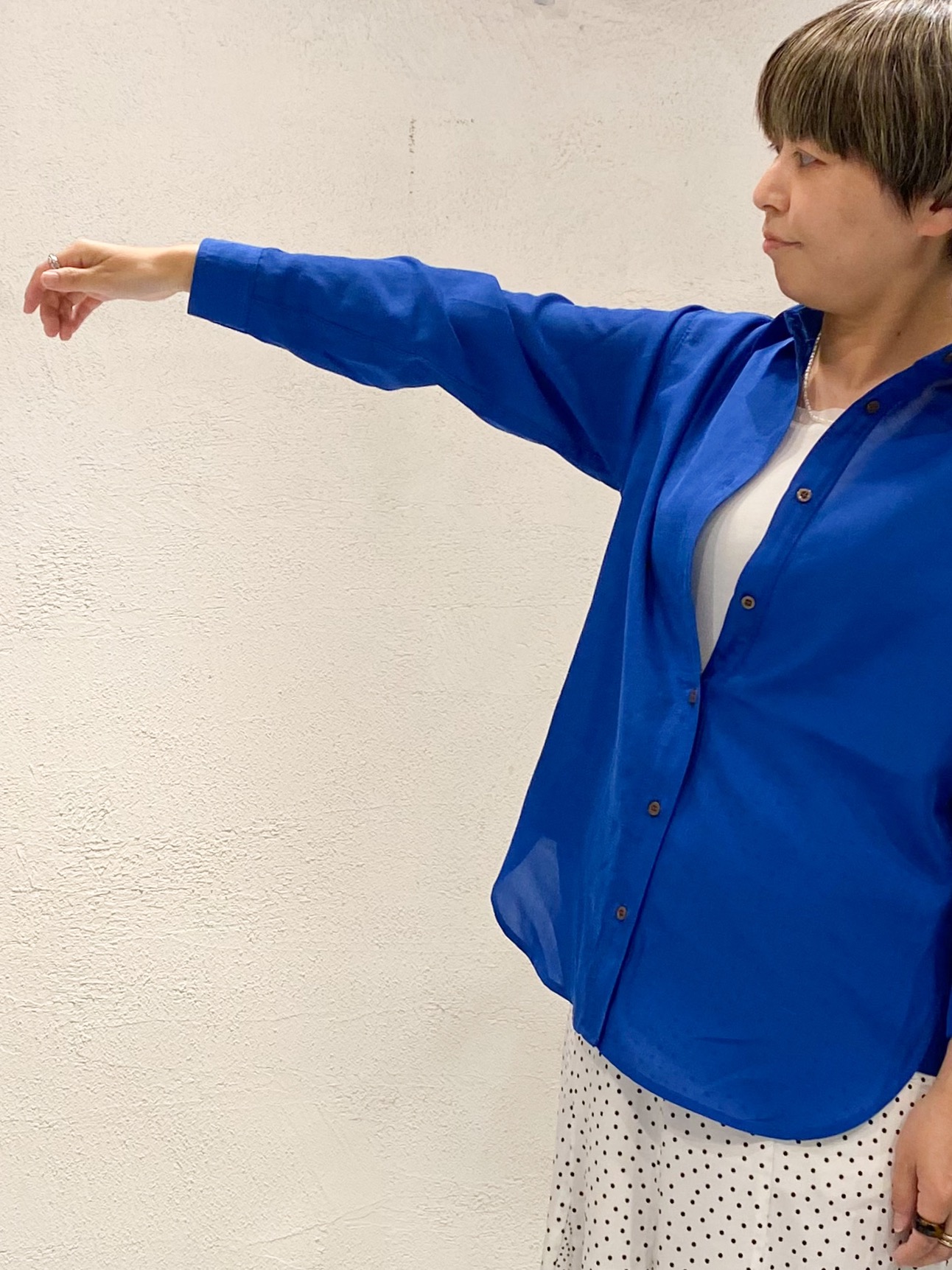 ばっちょさんの「grove｜【洗濯機OK】朝晩の気温差に◎軽やかシアーシャツ」を使ったコーディネート