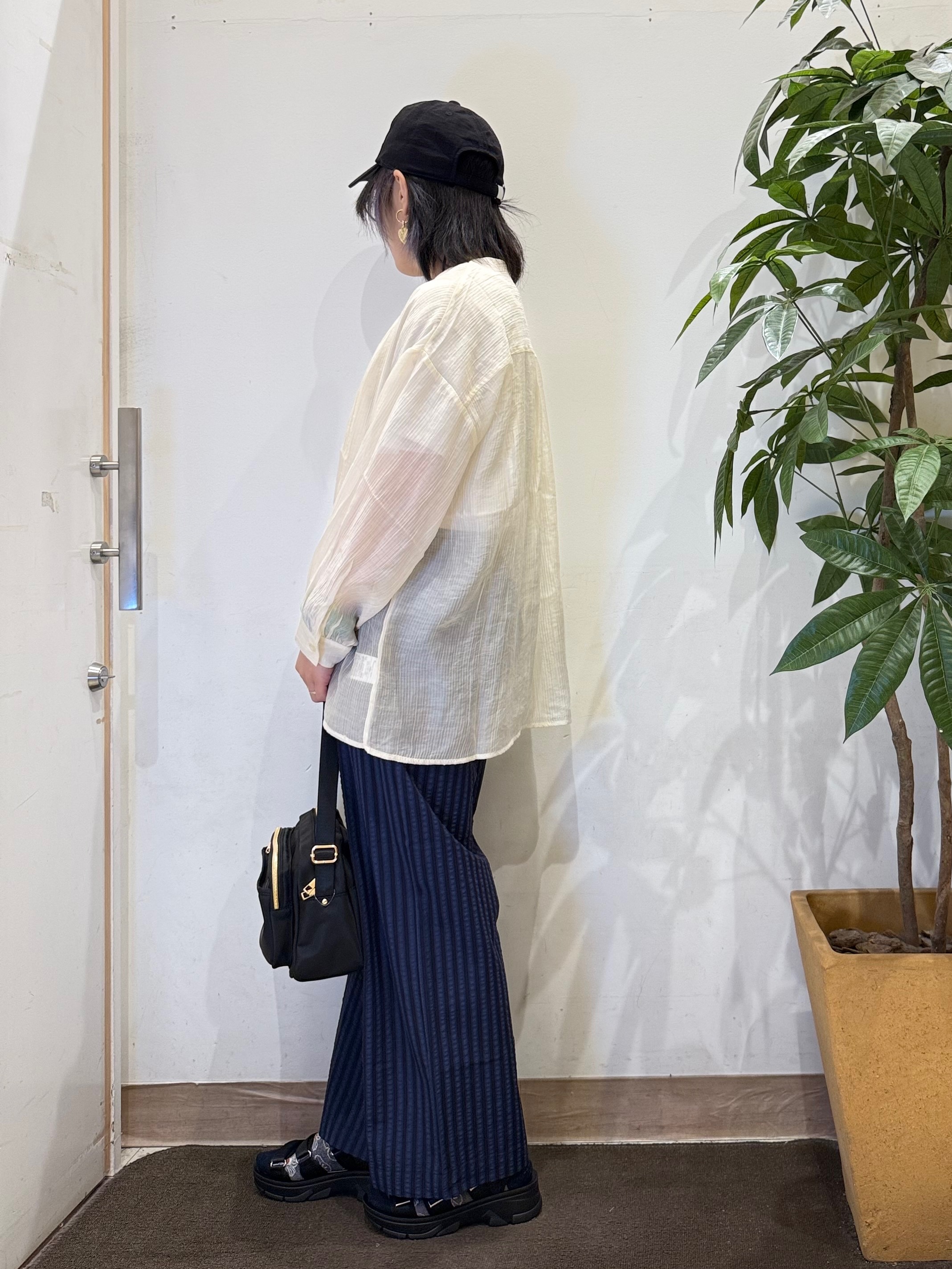 misakiさんの「SHOO･LA･RUE｜【S-LL】大人のシアー感 風合い楽しむバンドカラーシャツ」を使ったコーディネート