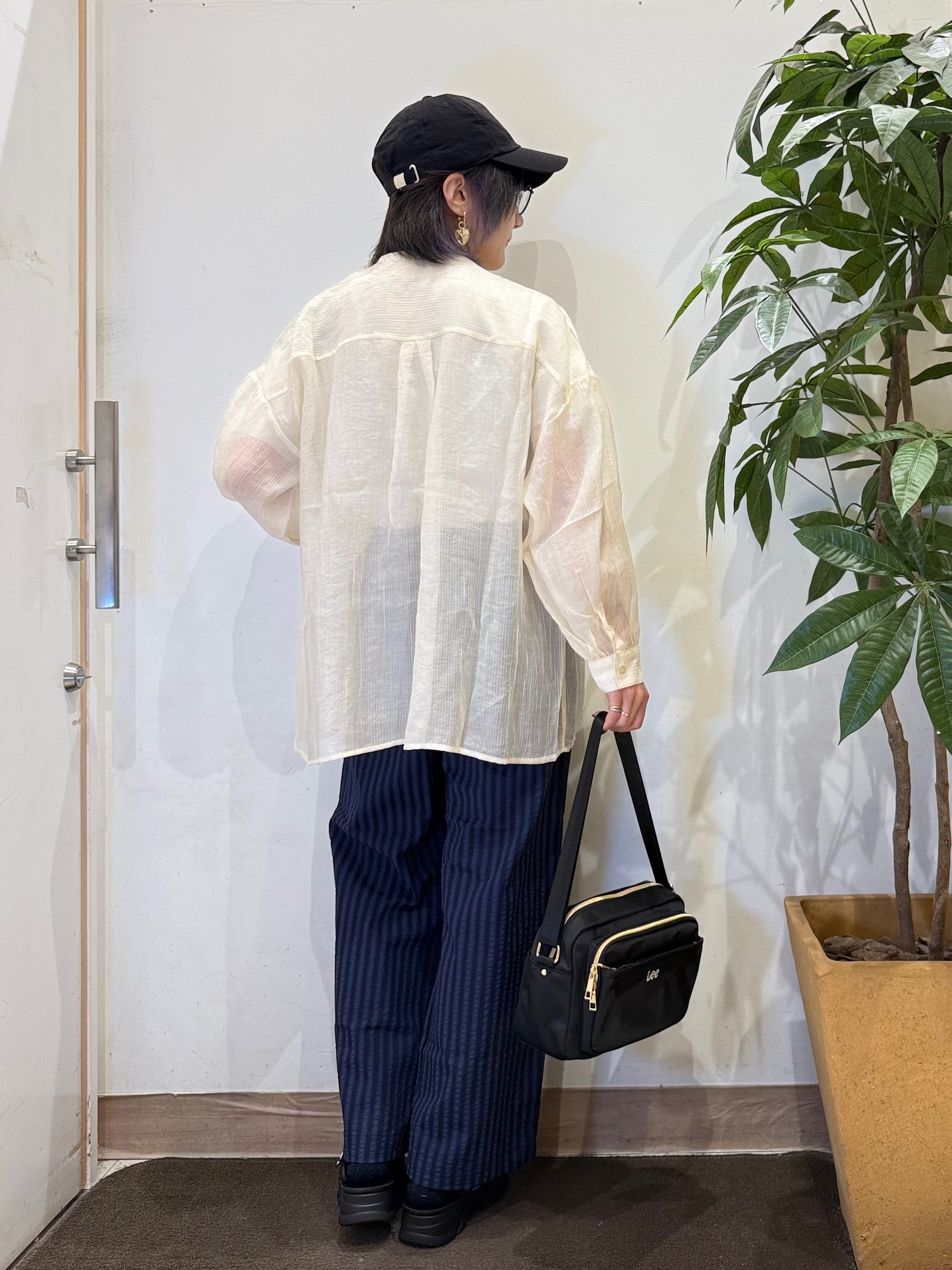 misakiさんの「SHOO･LA･RUE｜【S-LL】大人のシアー感 風合い楽しむバンドカラーシャツ」を使ったコーディネート