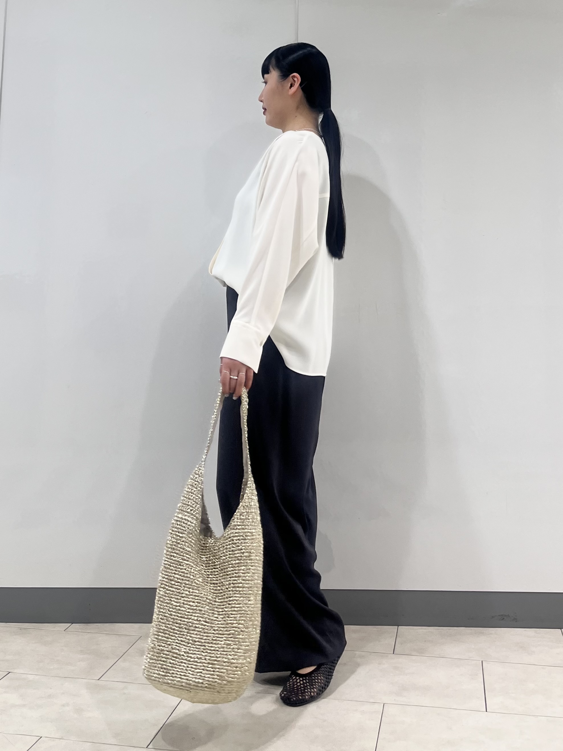 hasuさんの「INDIVI｜【洗える／UVケア／マットサテン】Vネックドルマンスリーブブラウス」を使ったコーディネート