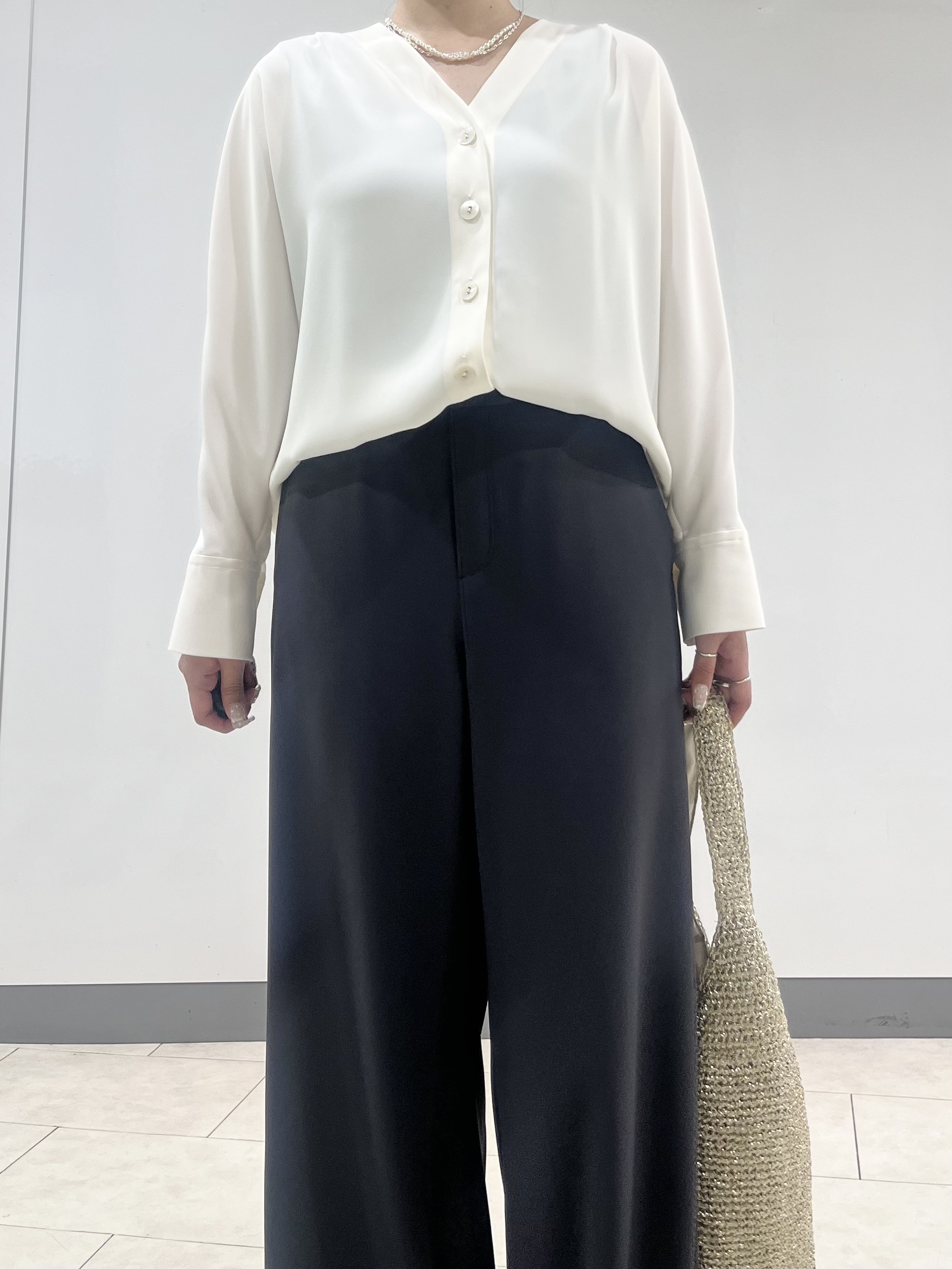 hasuさんの「INDIVI｜【洗える／UVケア／マットサテン】Vネックドルマンスリーブブラウス」を使ったコーディネート