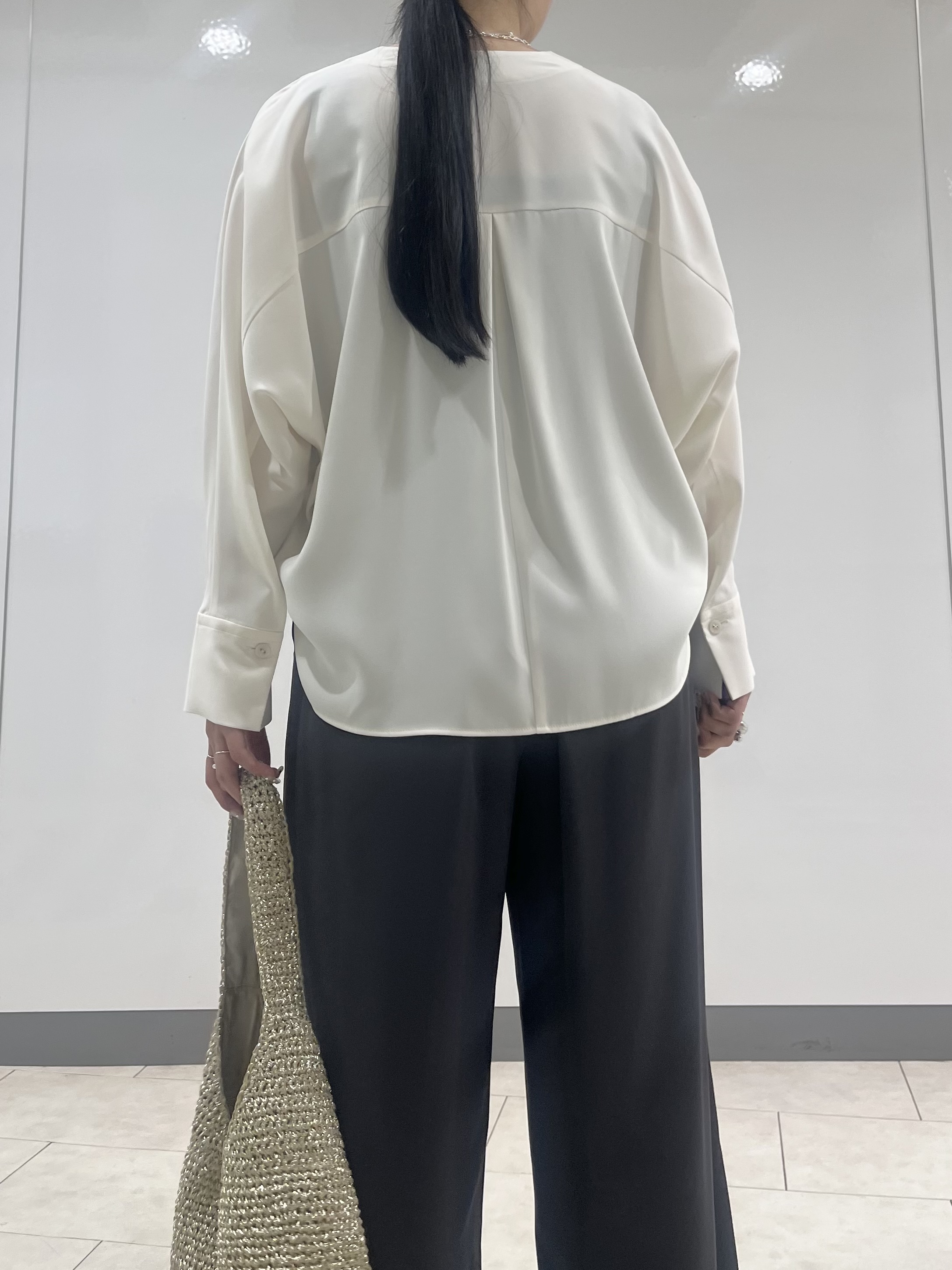 hasuさんの「INDIVI｜【洗える／UVケア／マットサテン】Vネックドルマンスリーブブラウス」を使ったコーディネート