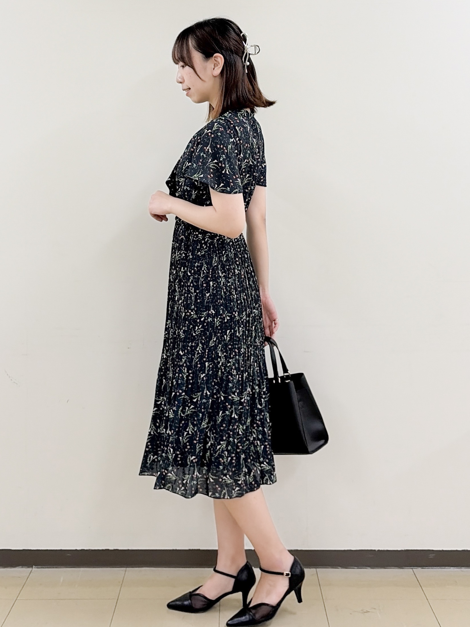 yurinaさんの「index｜◆【日比谷花壇コラボ】ラッフルタイプリーツワンピース【防シワ/洗濯機OK】」を使ったコーディネート