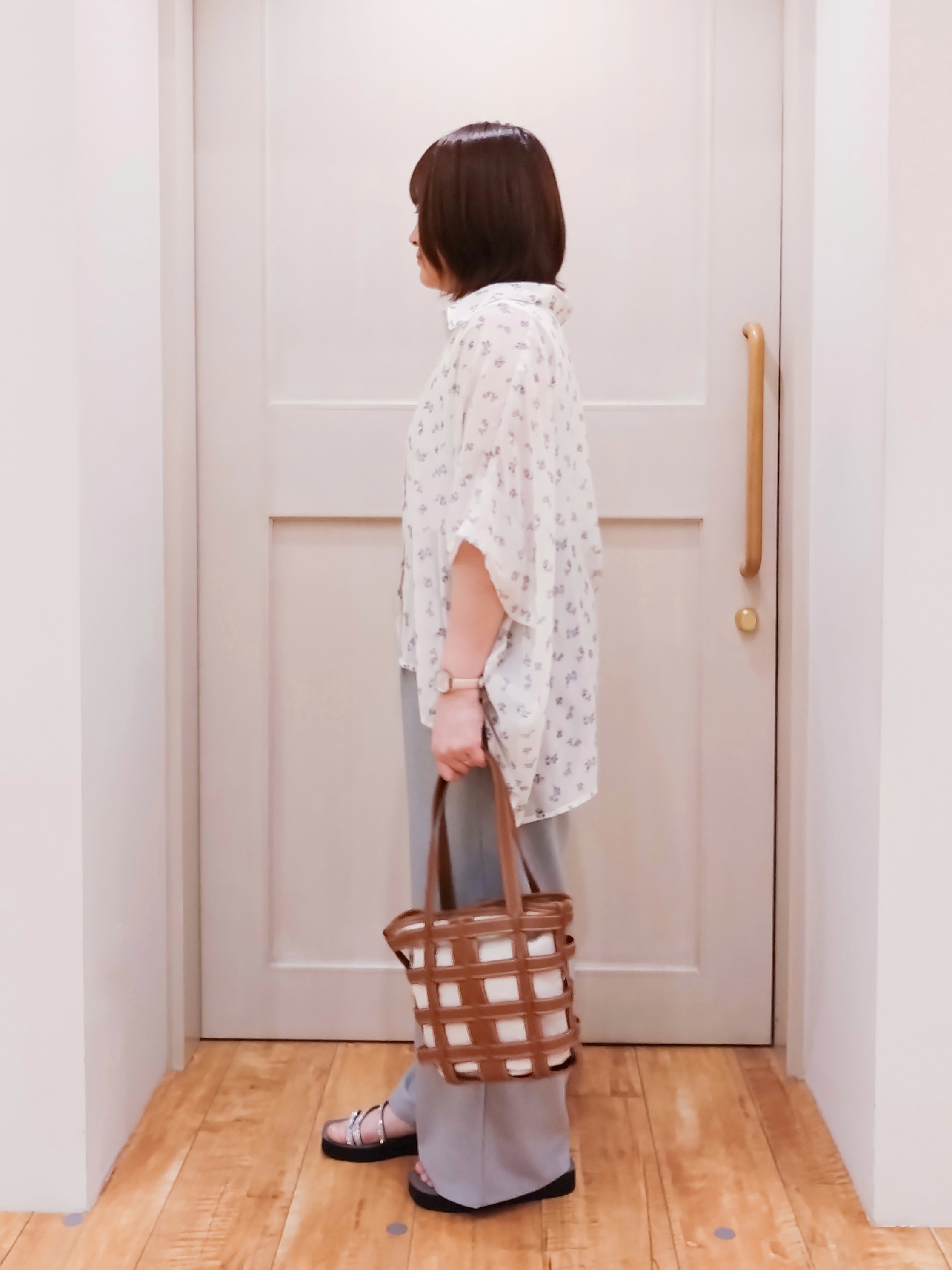 みーさんの「SHOO･LA･RUE｜【洗濯機可/体型カバー】羽織るだけで雰囲気変わる 柄アソート ポンチョ風シアーシャツ」を使ったコーディネート