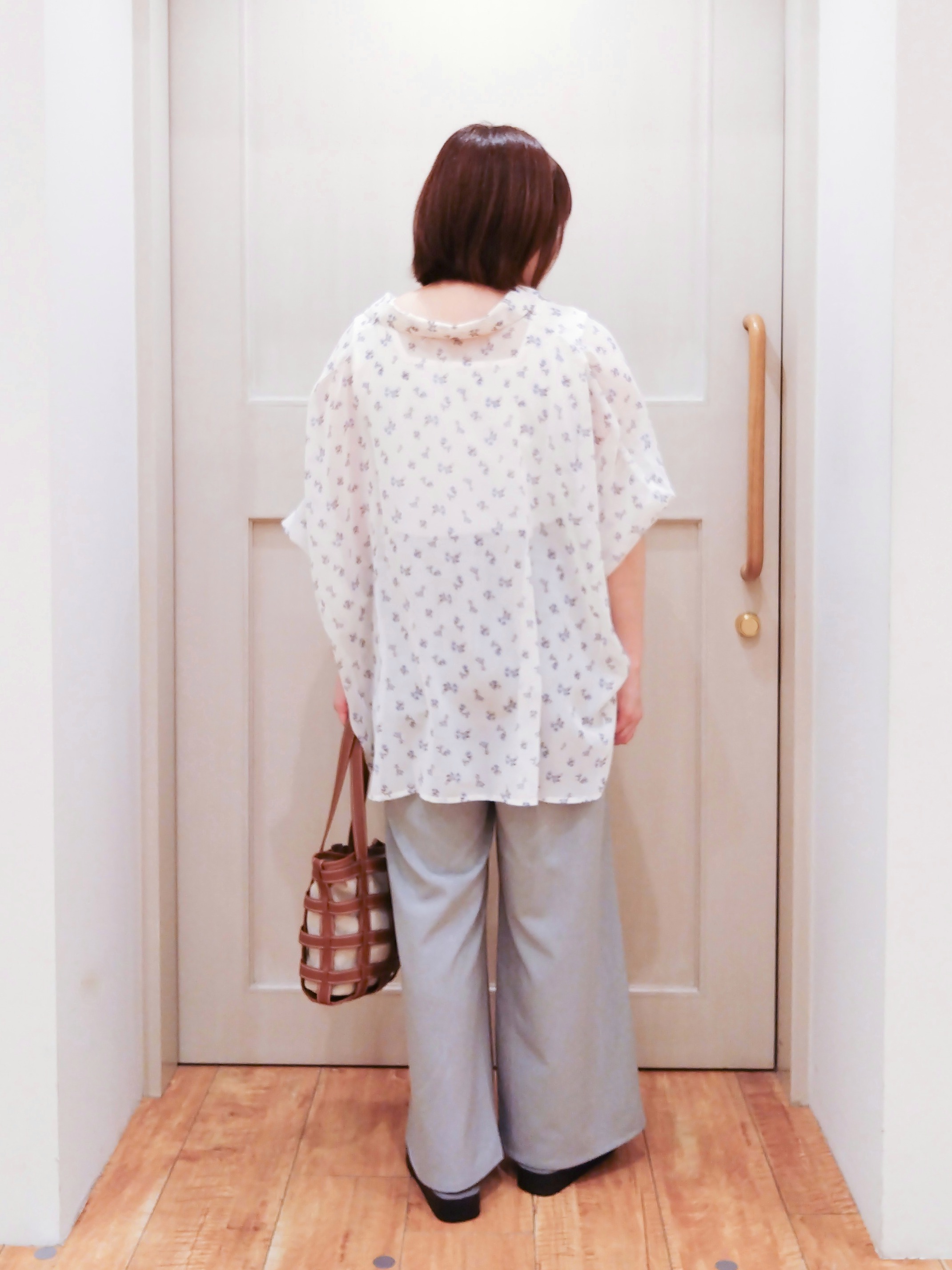 みーさんの「SHOO･LA･RUE｜【洗濯機可/体型カバー】羽織るだけで雰囲気変わる 柄アソート ポンチョ風シアーシャツ」を使ったコーディネート