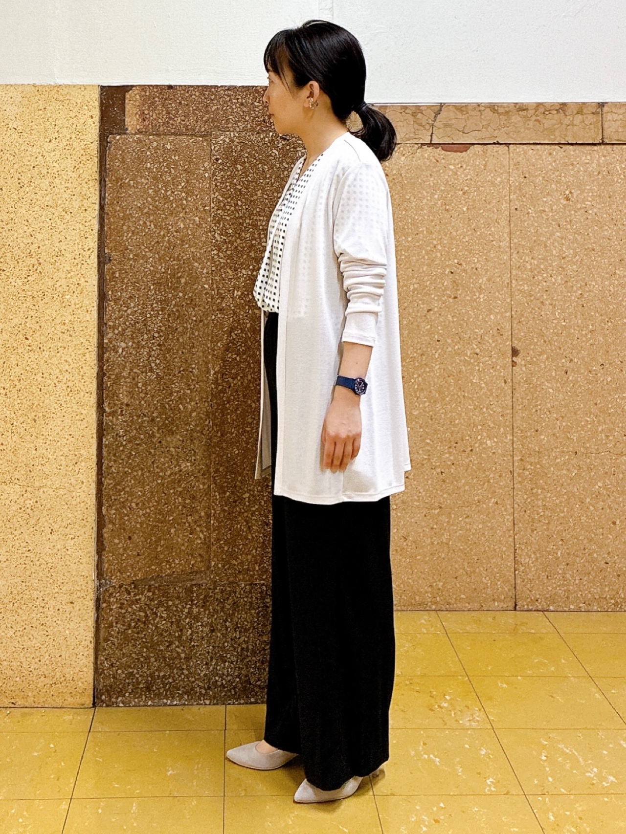 hattoriさんの「INDIVI｜【洗える／UVケア】幾何学柄＆無地 タックVネック 半袖ブラウス」を使ったコーディネート