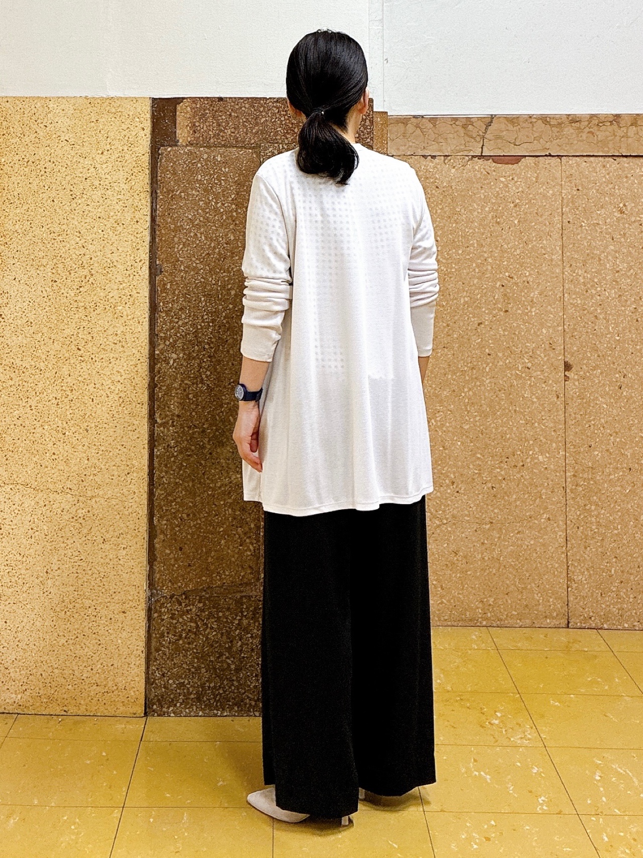 hattoriさんの「INDIVI｜【洗える／UVケア】幾何学柄＆無地 タックVネック 半袖ブラウス」を使ったコーディネート