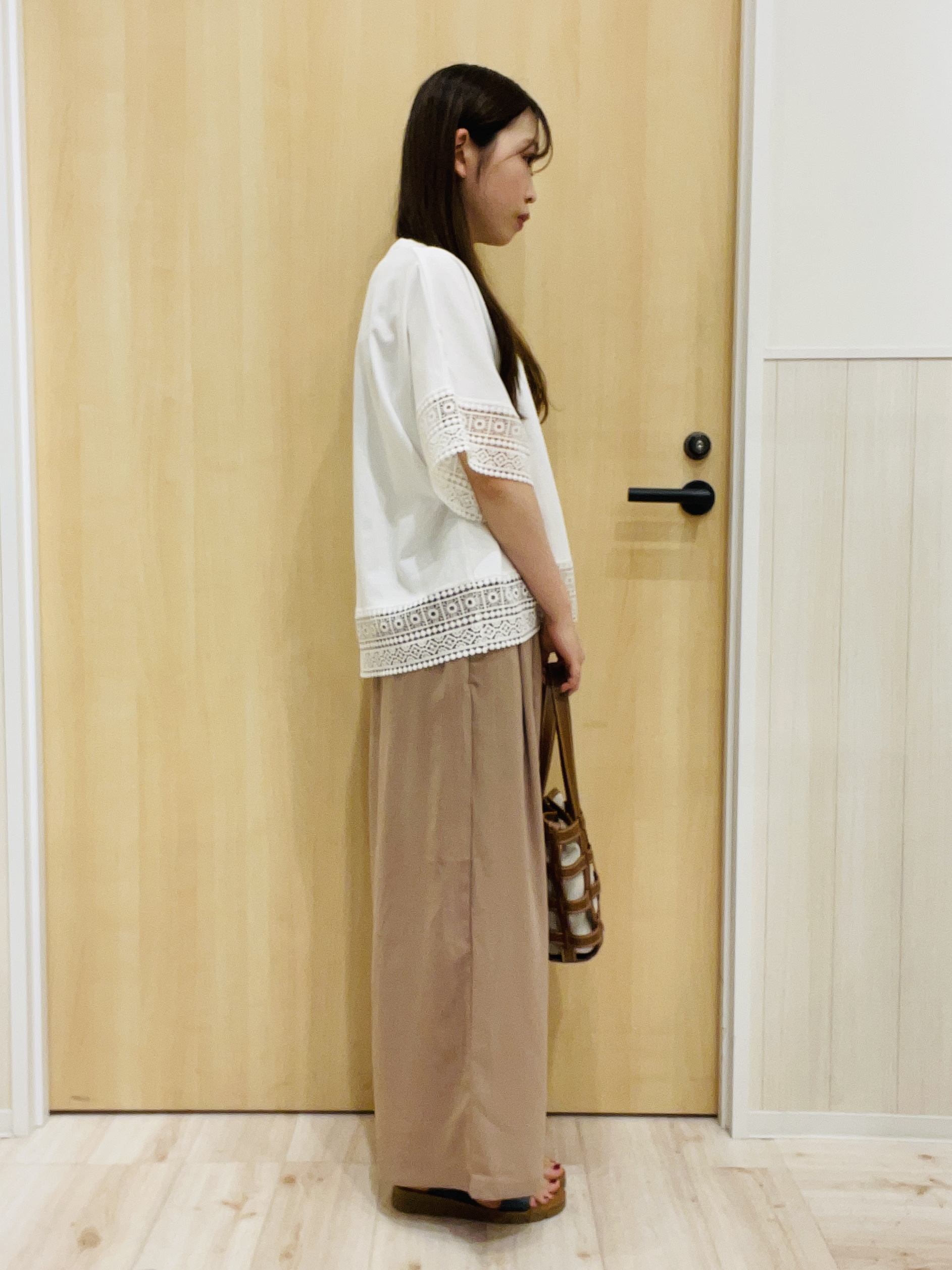 minamiさんの「SHOO･LA･RUE｜【洗濯機可/体型カバー/S-LL】レース使いがポイント デザインTシャツ」を使ったコーディネート