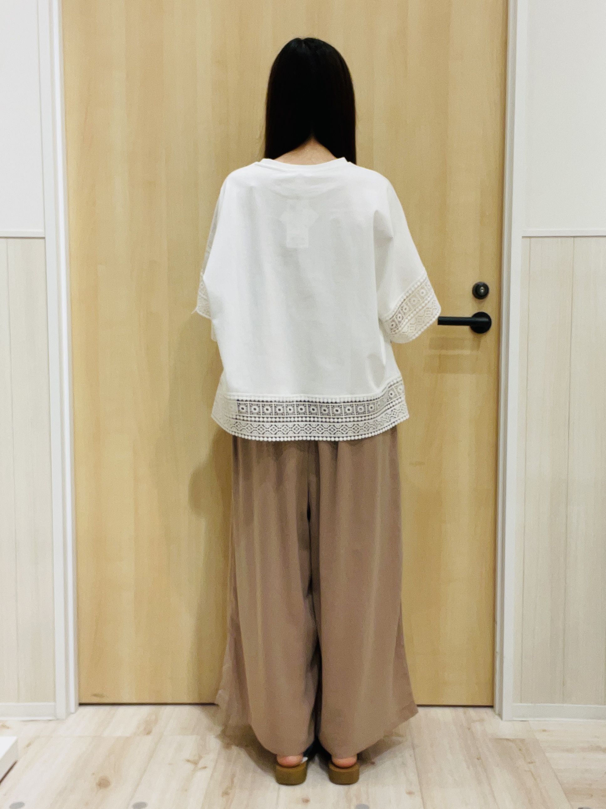 minamiさんの「SHOO･LA･RUE｜【洗濯機可/体型カバー/S-LL】レース使いがポイント デザインTシャツ」を使ったコーディネート