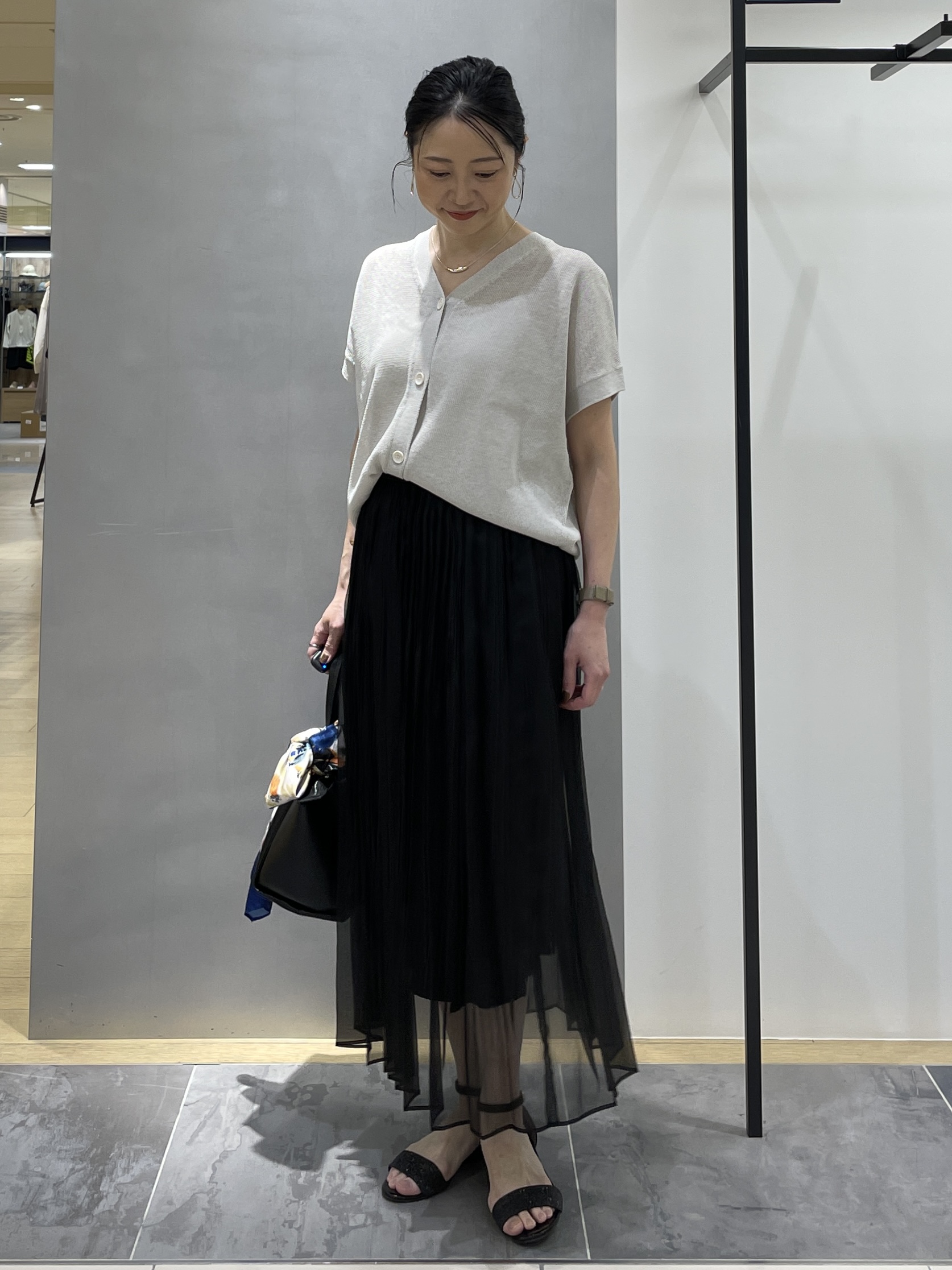 shihoさんの「INDIVI｜【洗える/清涼感】ドライタッチスリーブレスカーディガン」を使ったコーディネート