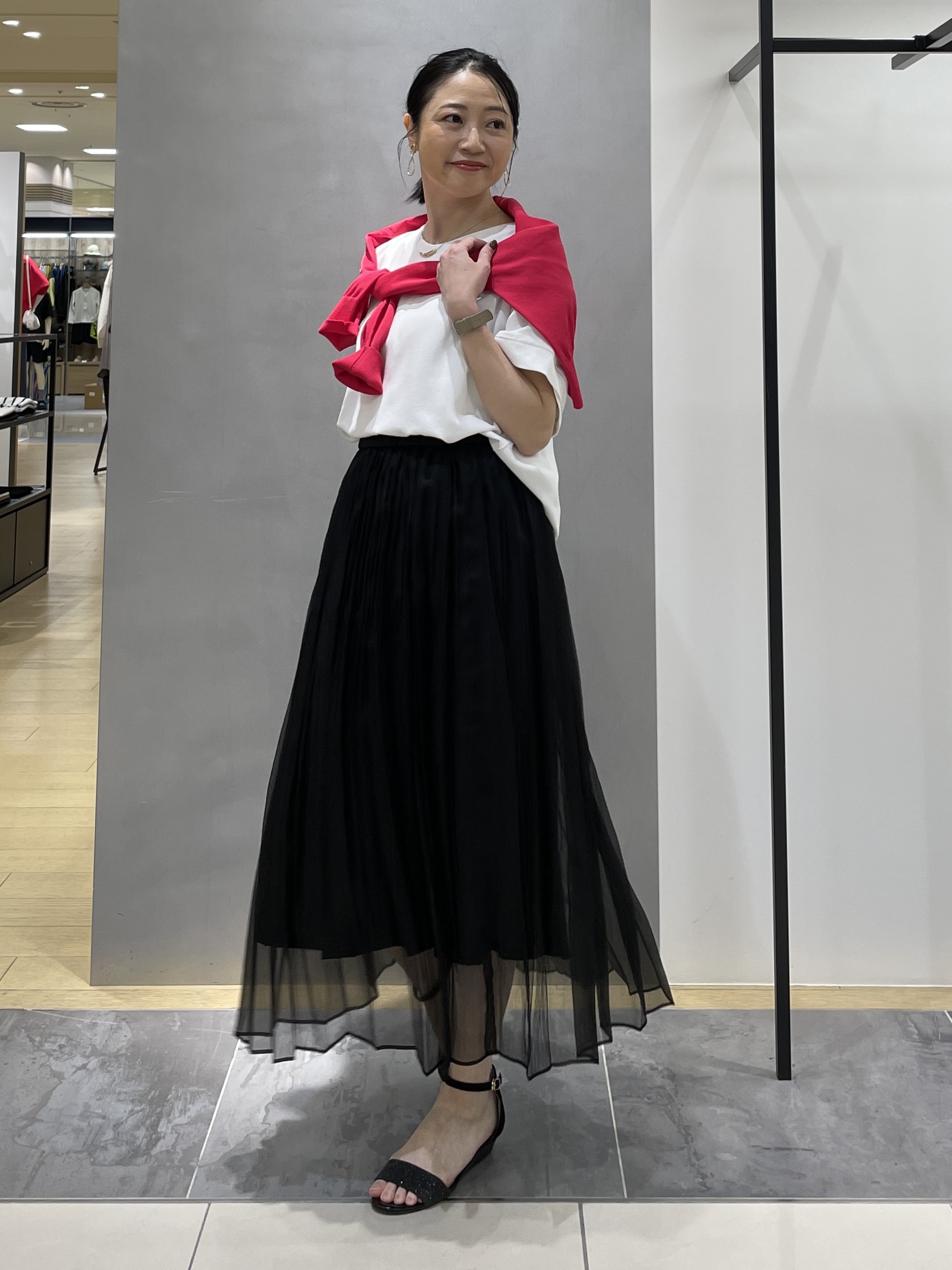 shihoさんの「INDIVI｜【セットアップ可/UVカット/前後2WAY】リラクシーフレンチスリーブブラウス」を使ったコーディネート