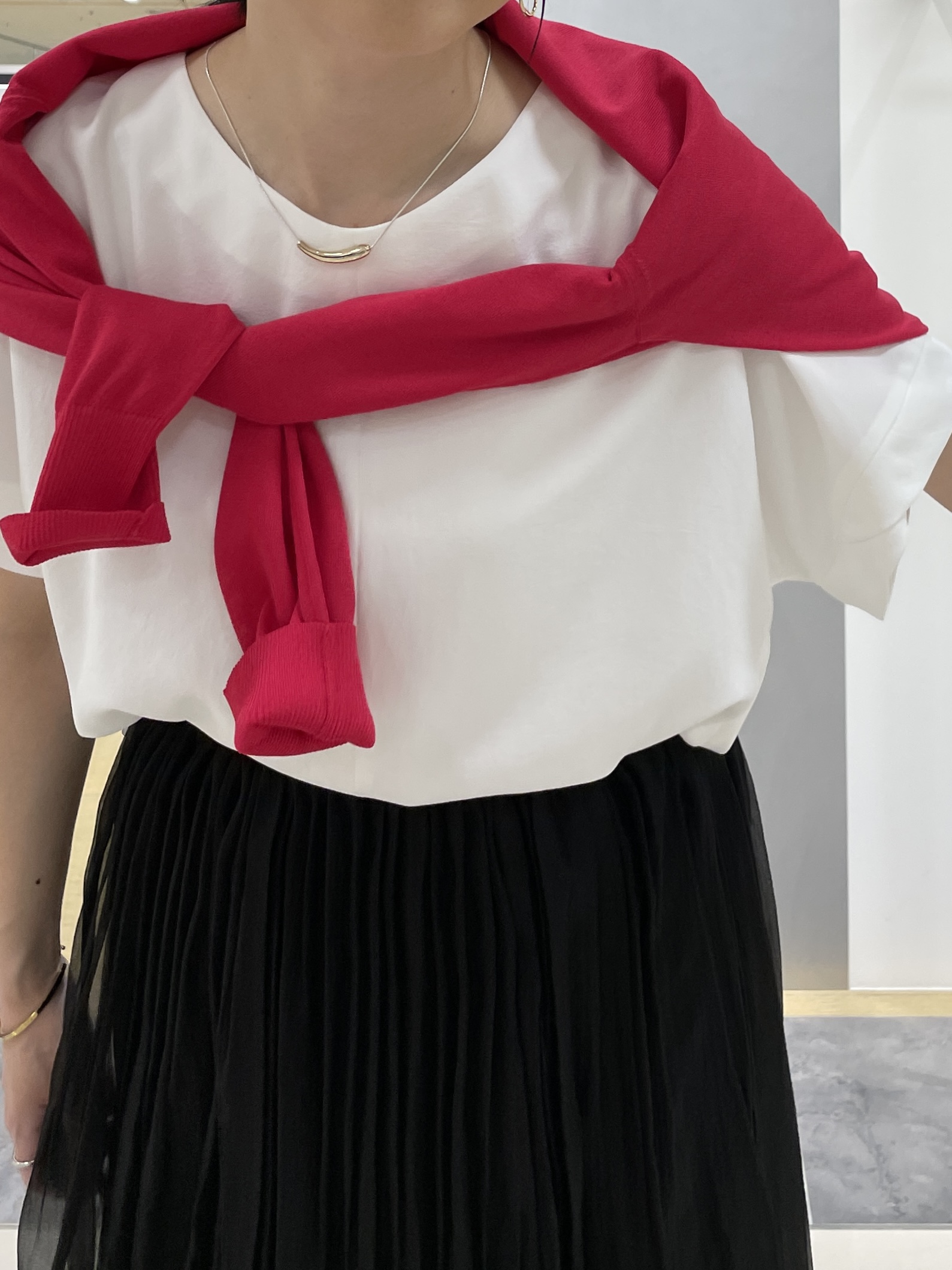 shihoさんの「INDIVI｜【セットアップ可/UVカット/前後2WAY】リラクシーフレンチスリーブブラウス」を使ったコーディネート