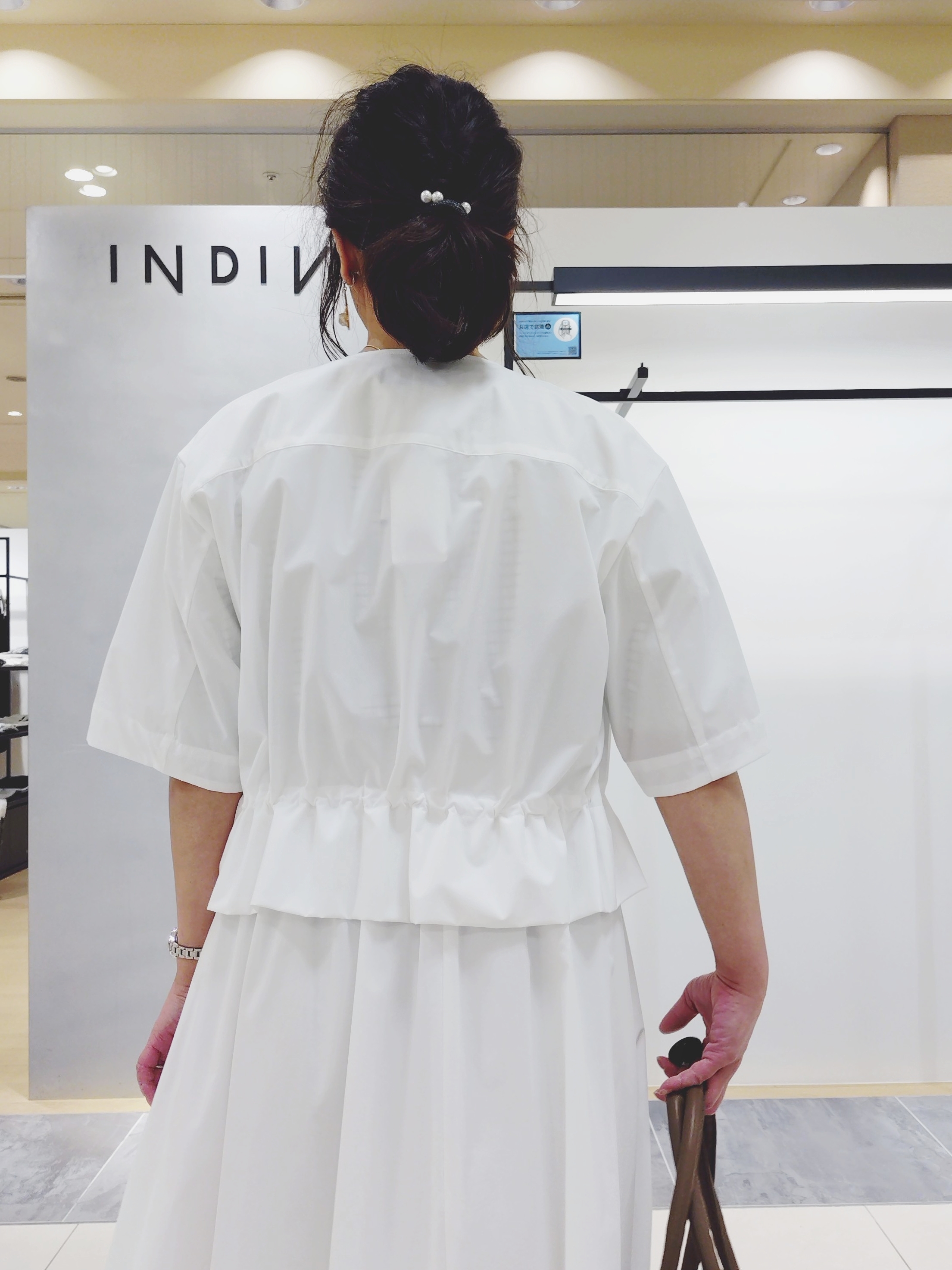 TOMOMIさんの「INDIVI｜【撥水／UVケア／SETUP可能】軽量5分袖ライトブルゾン」を使ったコーディネート
