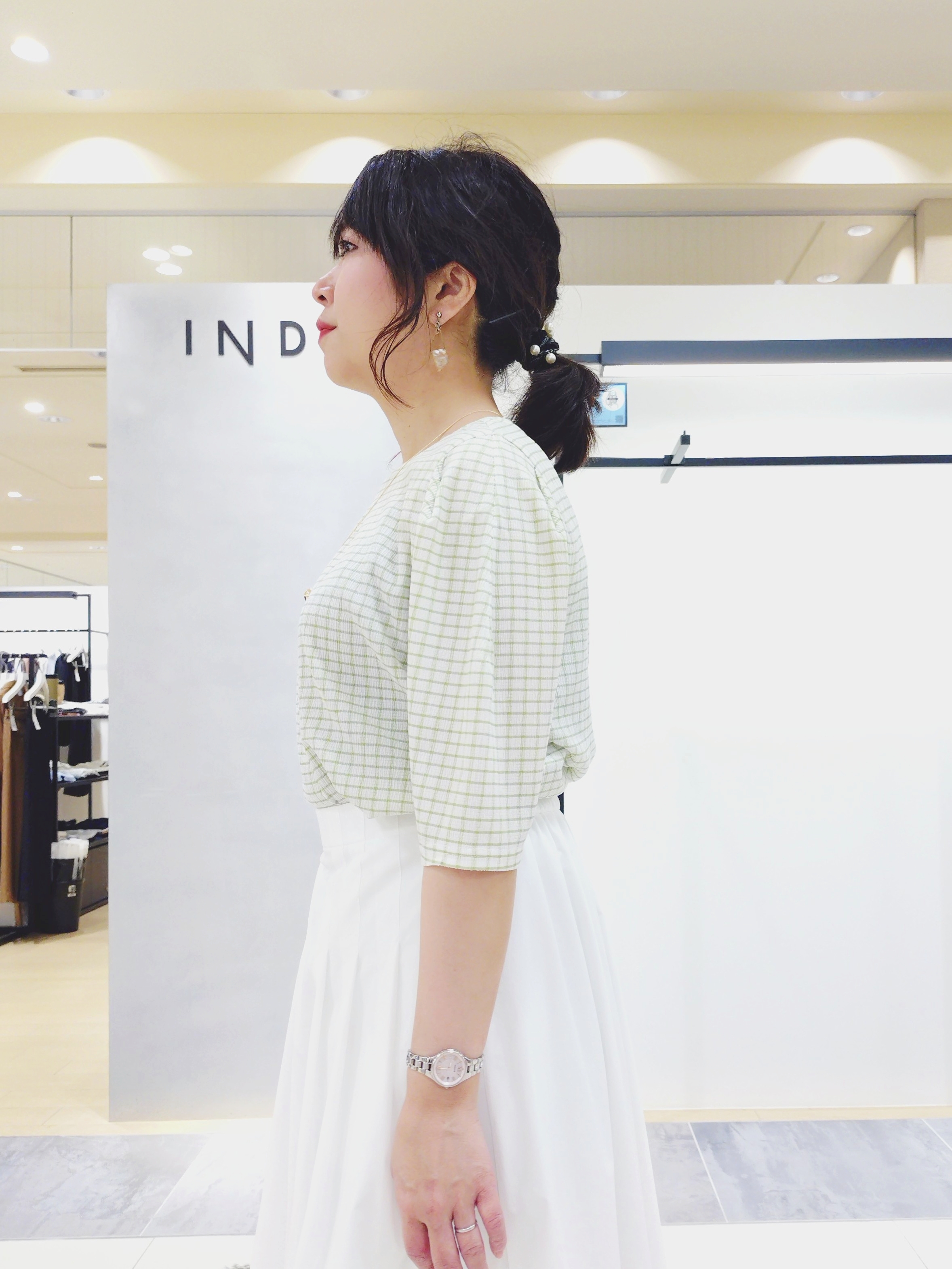 TOMOMIさんの「INDIVI｜【撥水／UVケア／SETUP可能】軽量5分袖ライトブルゾン」を使ったコーディネート