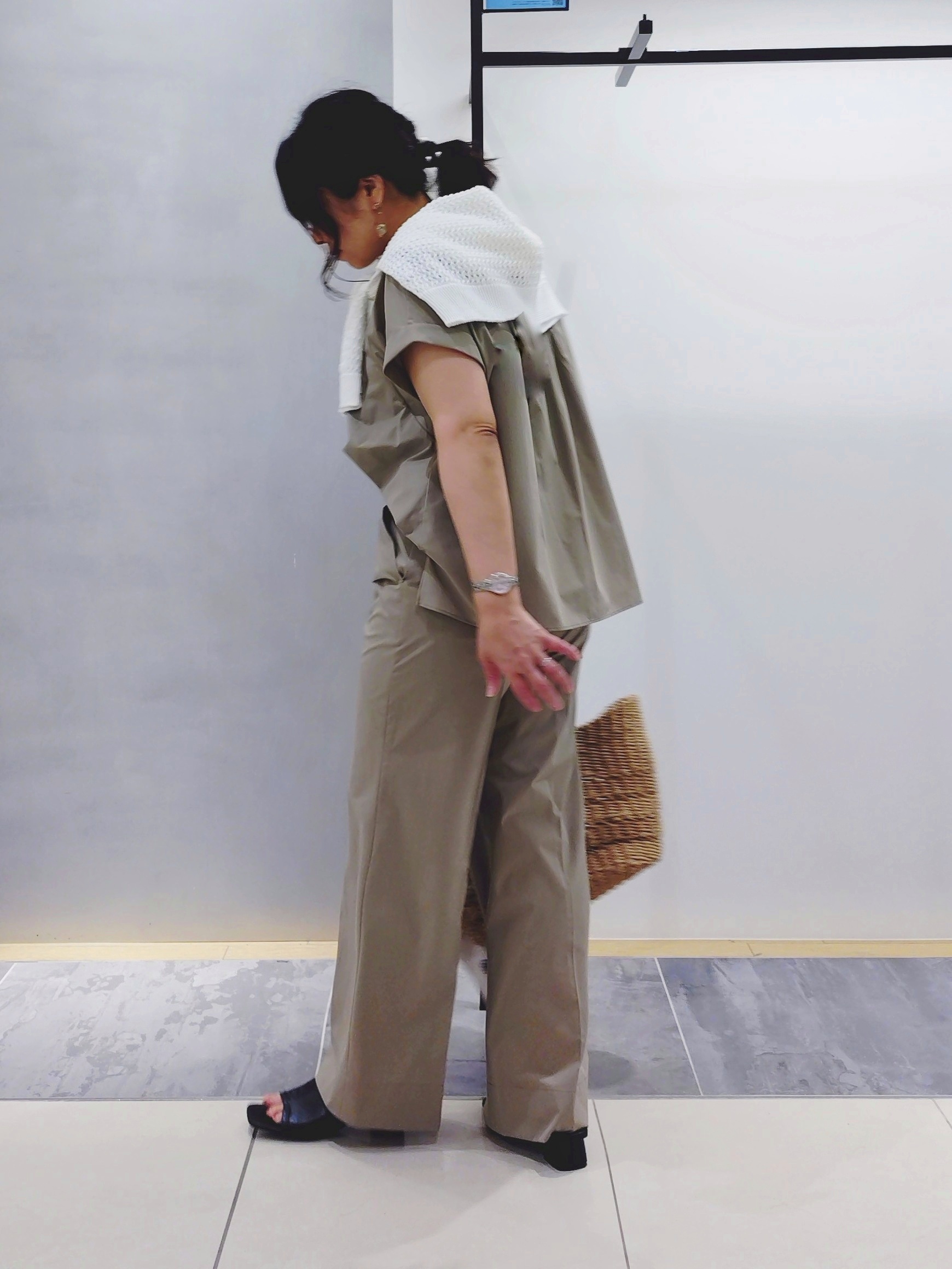 TOMOMIさんの「INDIVI｜【撥水／UVケア／SETUP可能】軽量ベルト付ワイドストレートパンツ」を使ったコーディネート