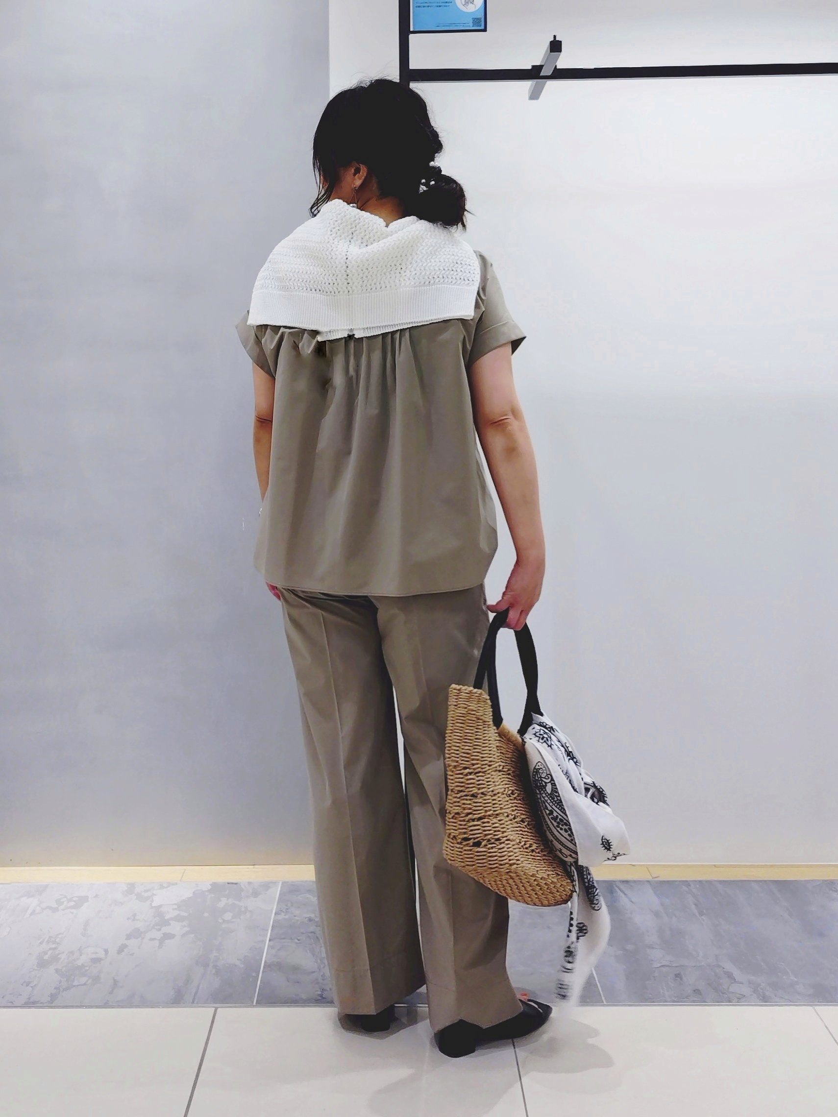 TOMOMIさんの「INDIVI｜【撥水／UVケア／SETUP可能】軽量ベルト付ワイドストレートパンツ」を使ったコーディネート