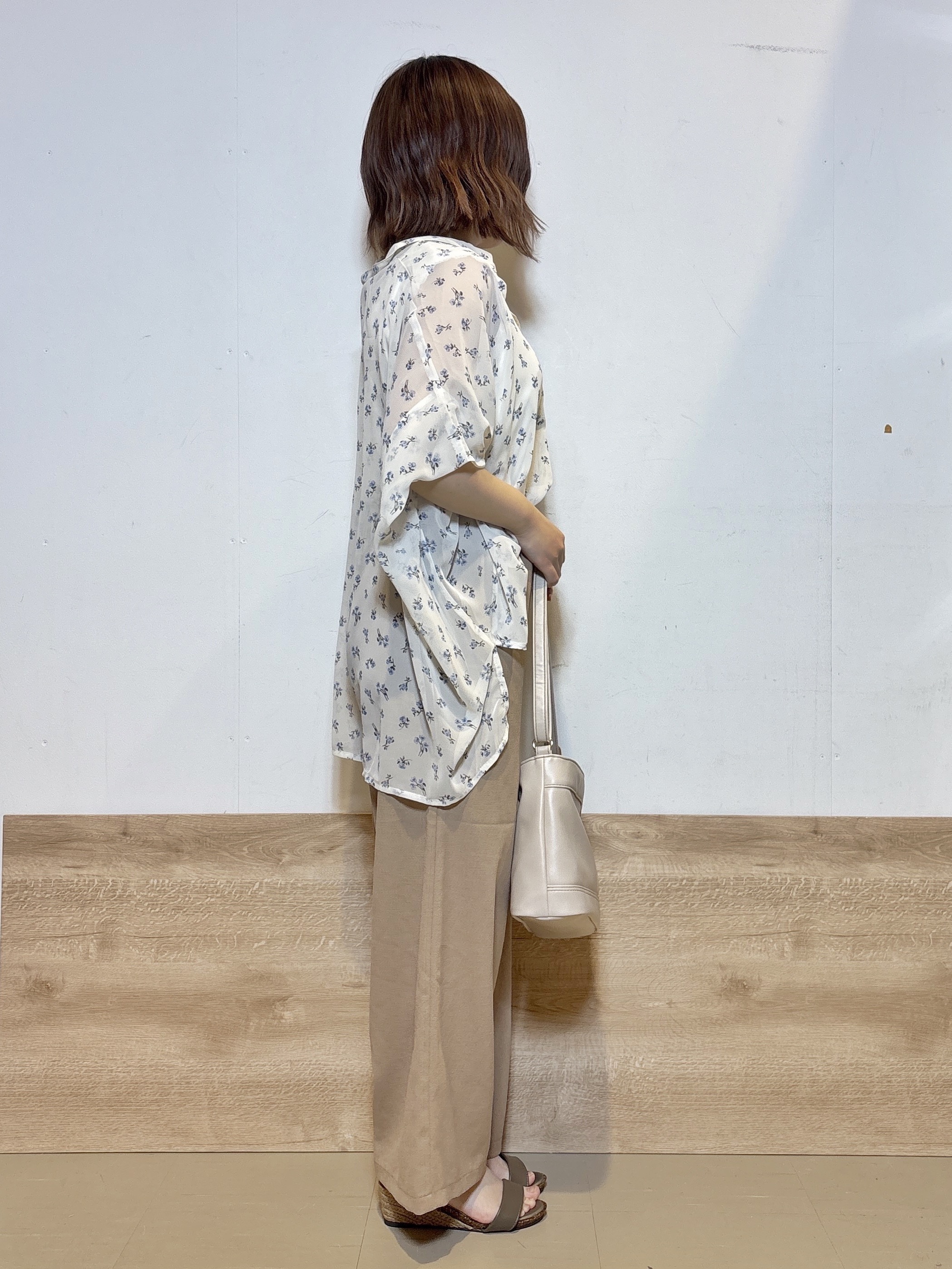 るねさんの「SHOO･LA･RUE｜【洗濯機可/体型カバー】羽織るだけで雰囲気変わる 柄アソート ポンチョ風シアーシャツ」を使ったコーディネート