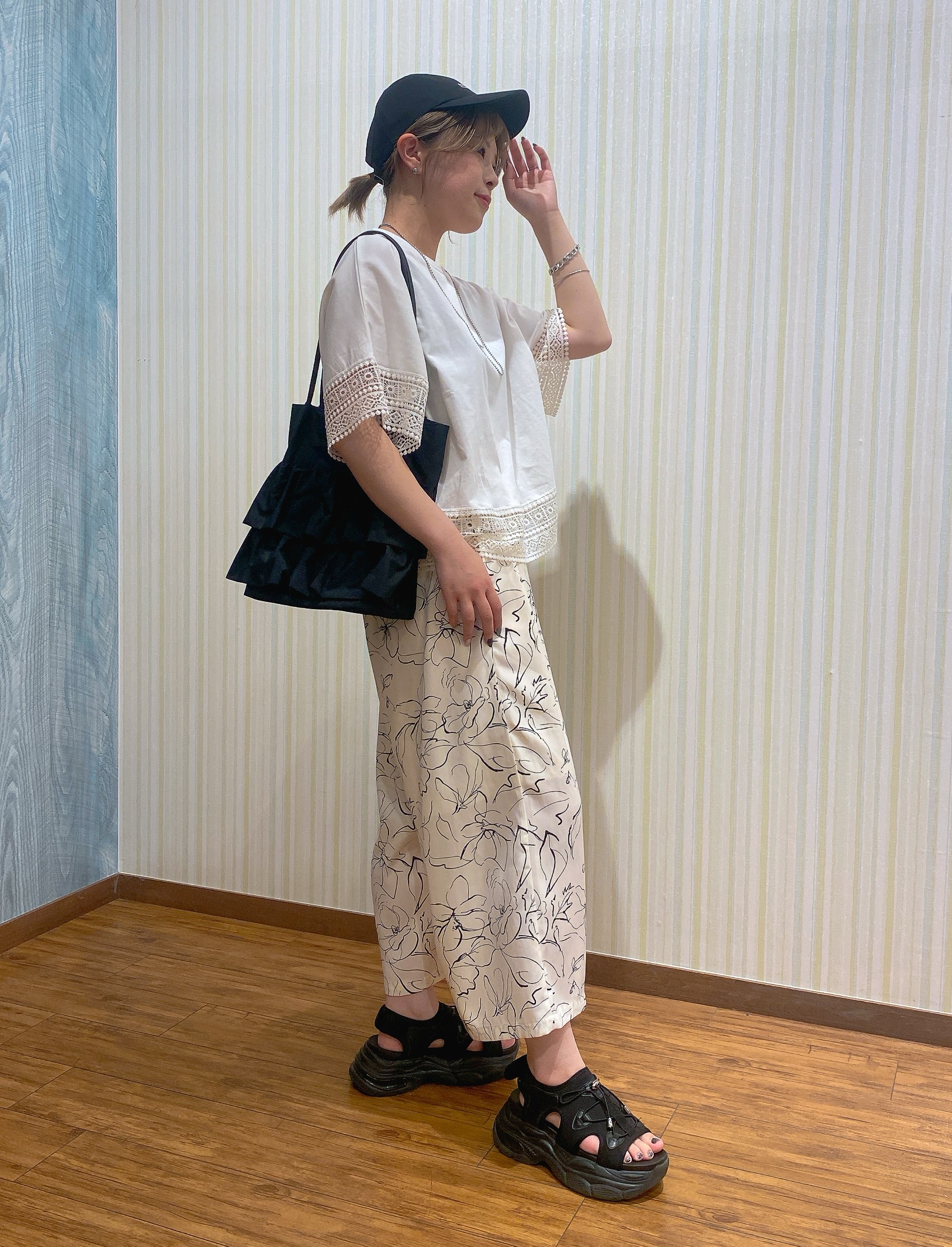 ayaさんの「SHOO･LA･RUE｜【洗濯機可/体型カバー/S-LL】レース使いがポイント デザインTシャツ」を使ったコーディネート